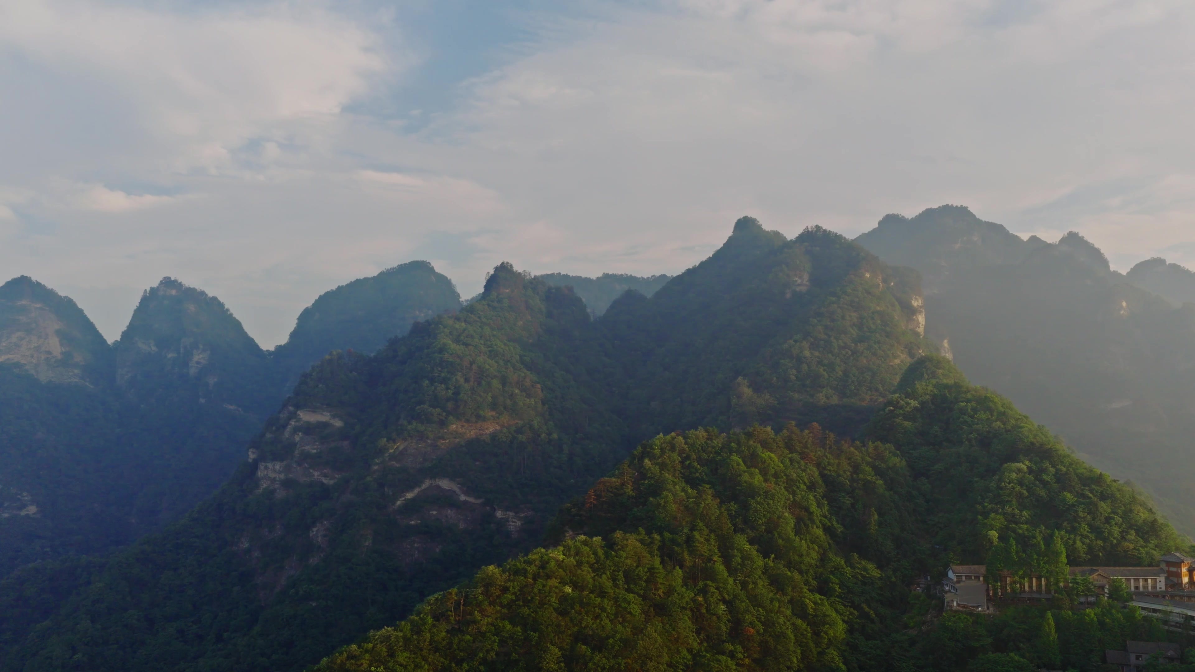 武当山紫霄宫顶鸟瞰群山3视频素材画面2