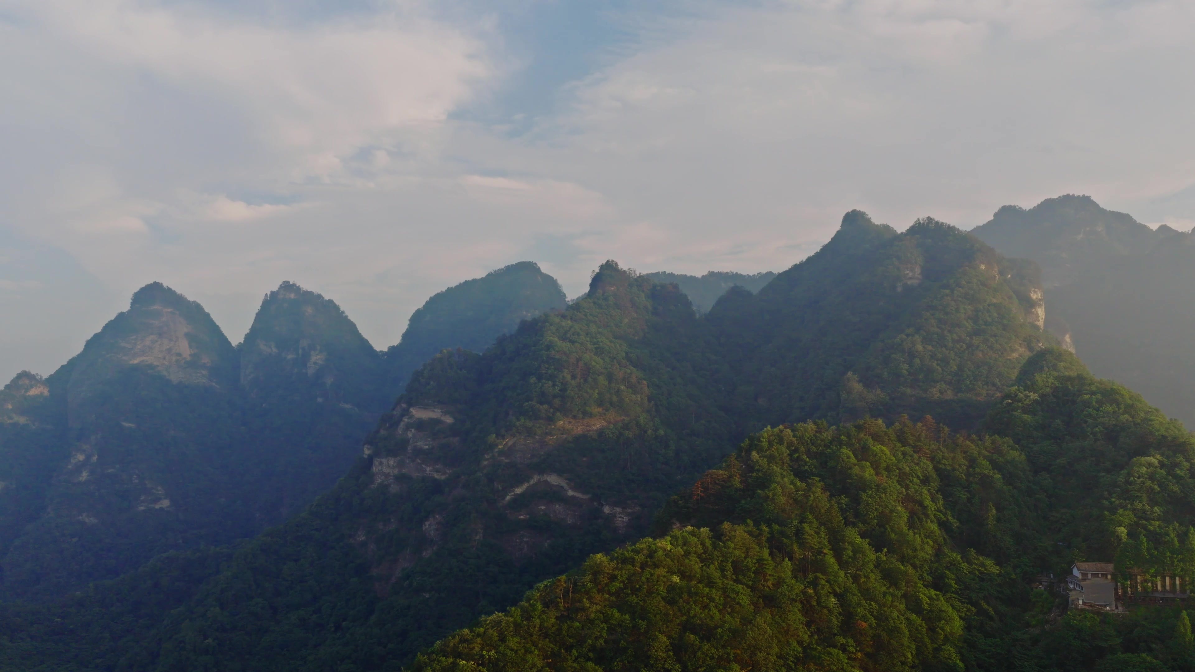 武当山紫霄宫顶鸟瞰群山3视频素材画面4
