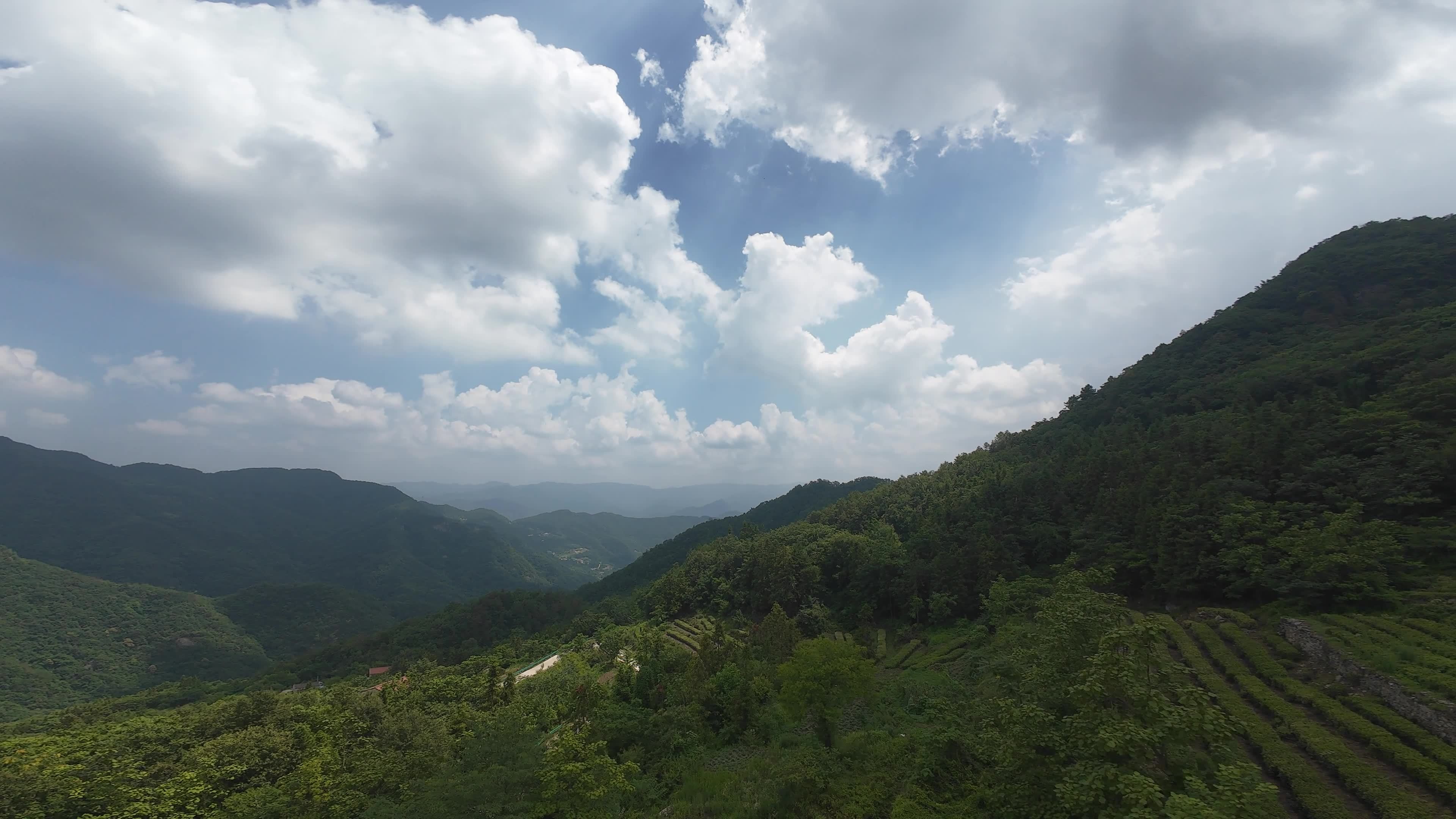 穿越机飞越武当群山视频素材画面1