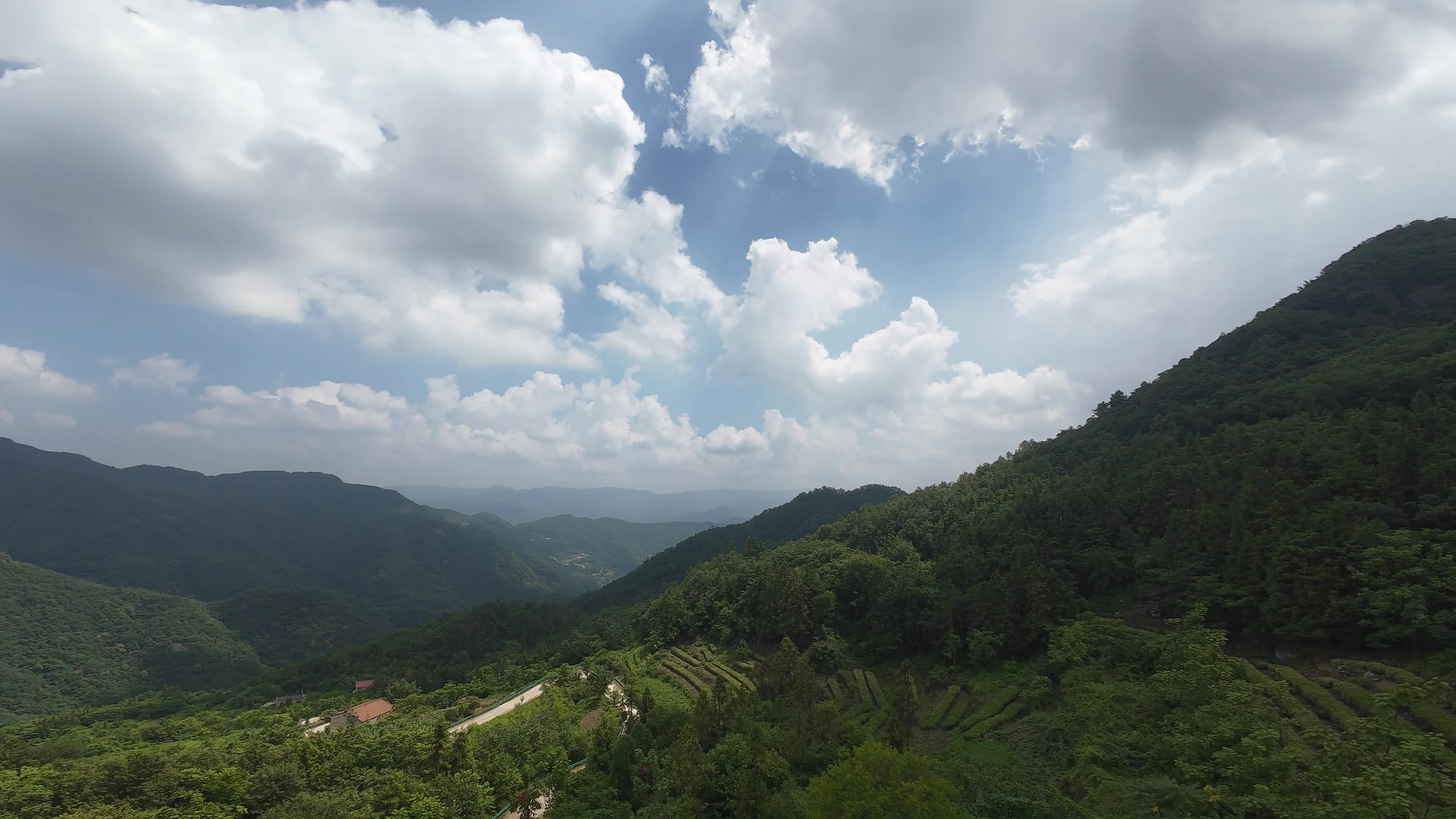 穿越机飞越武当群山视频素材画面2