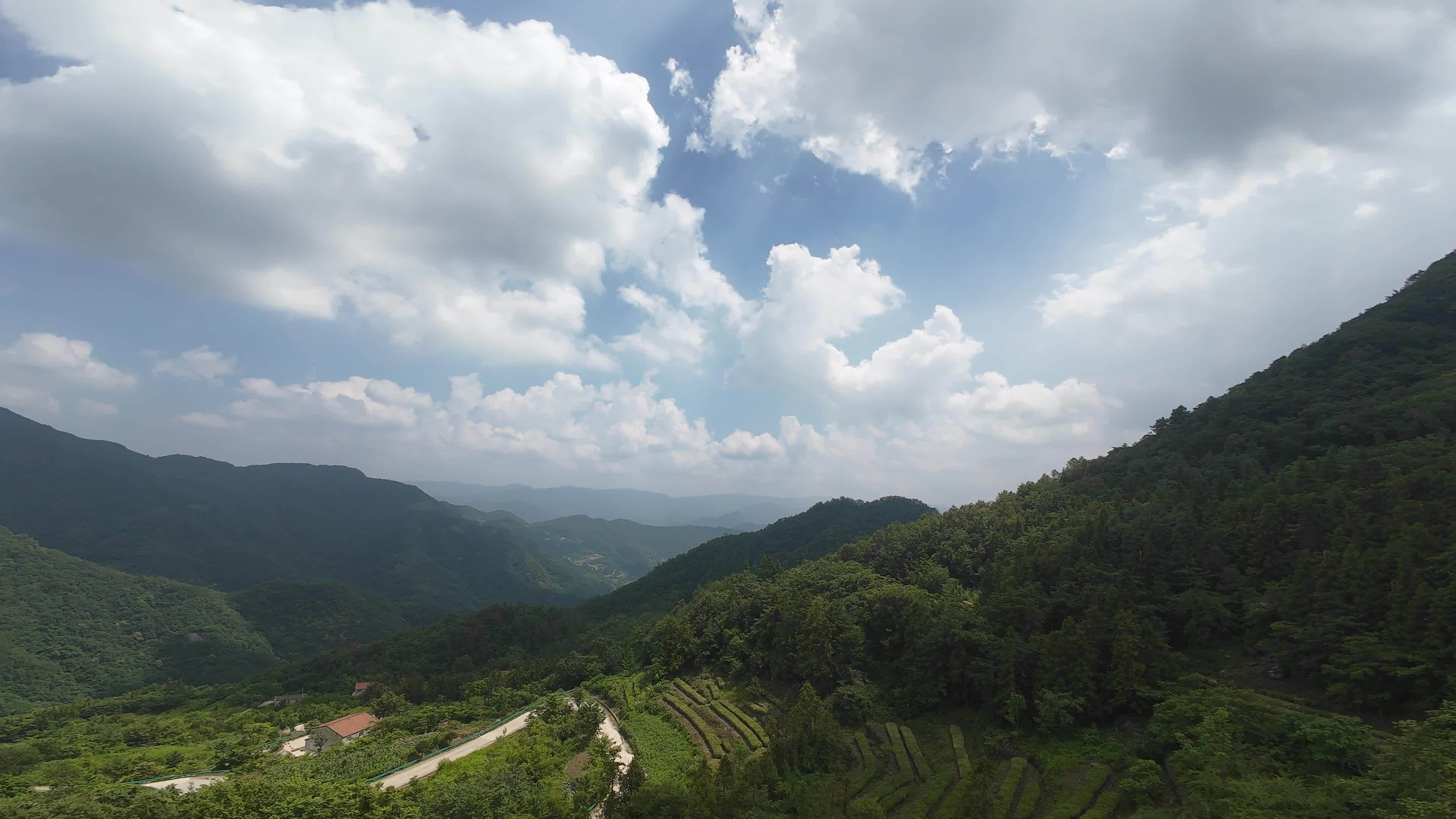 穿越机飞越武当群山视频素材画面3