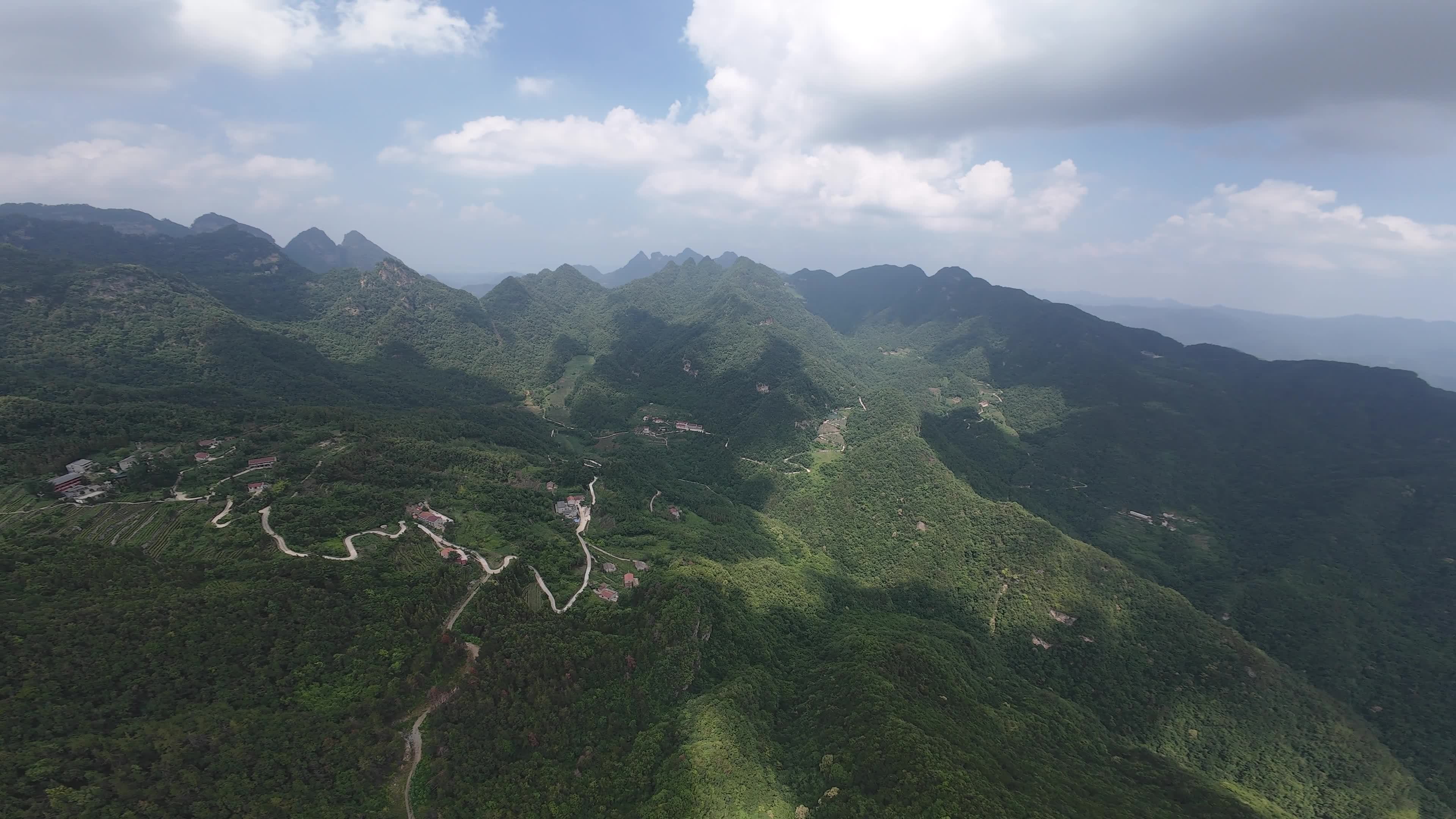 穿越机飞越武当群山视频素材画面1