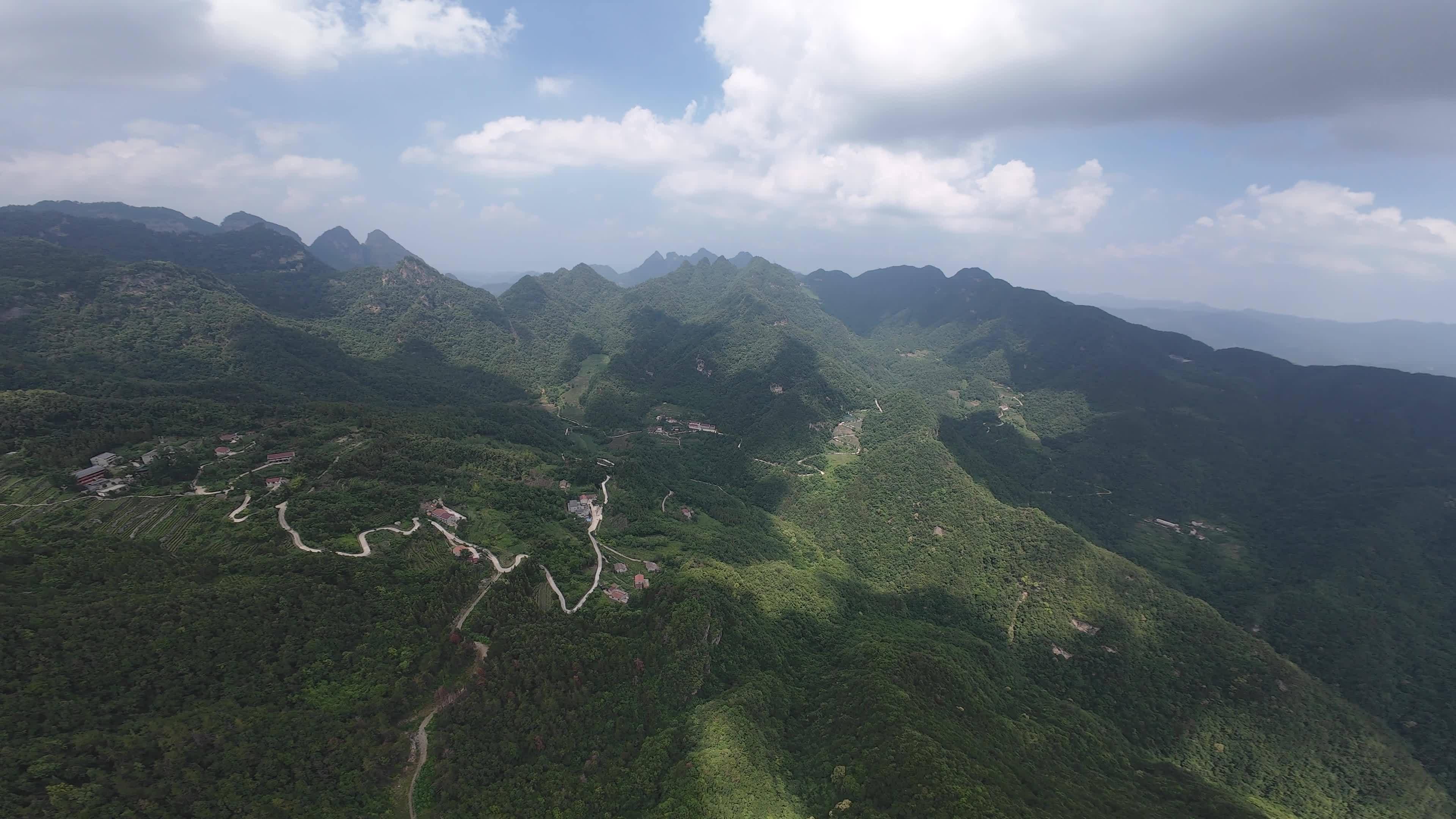 穿越机飞越武当群山视频素材画面2