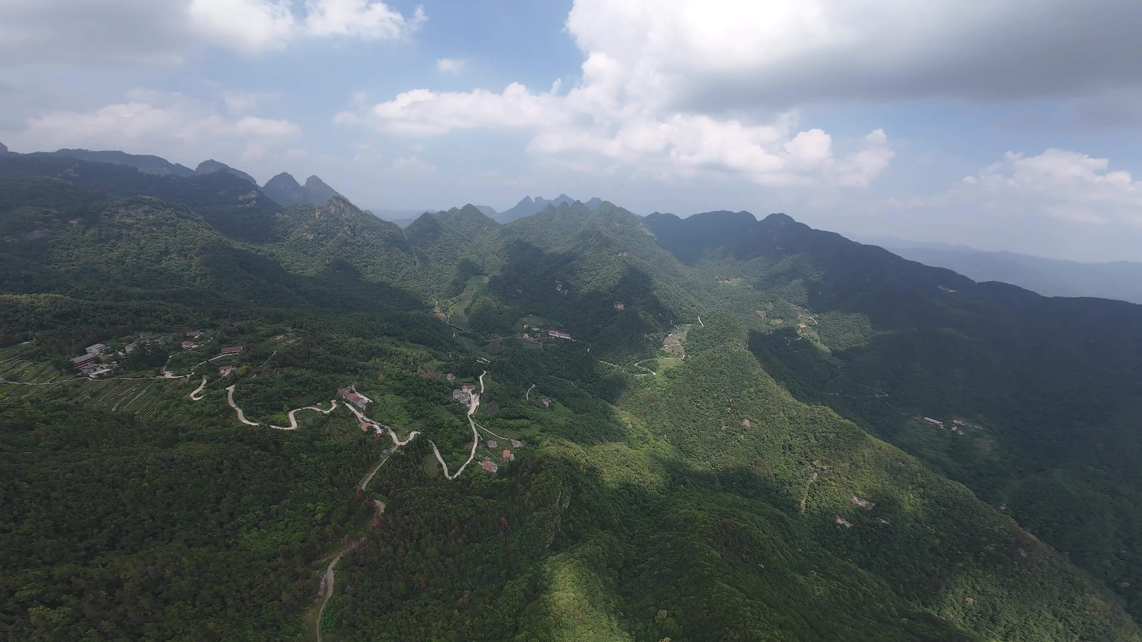 穿越机飞越武当群山视频素材画面4