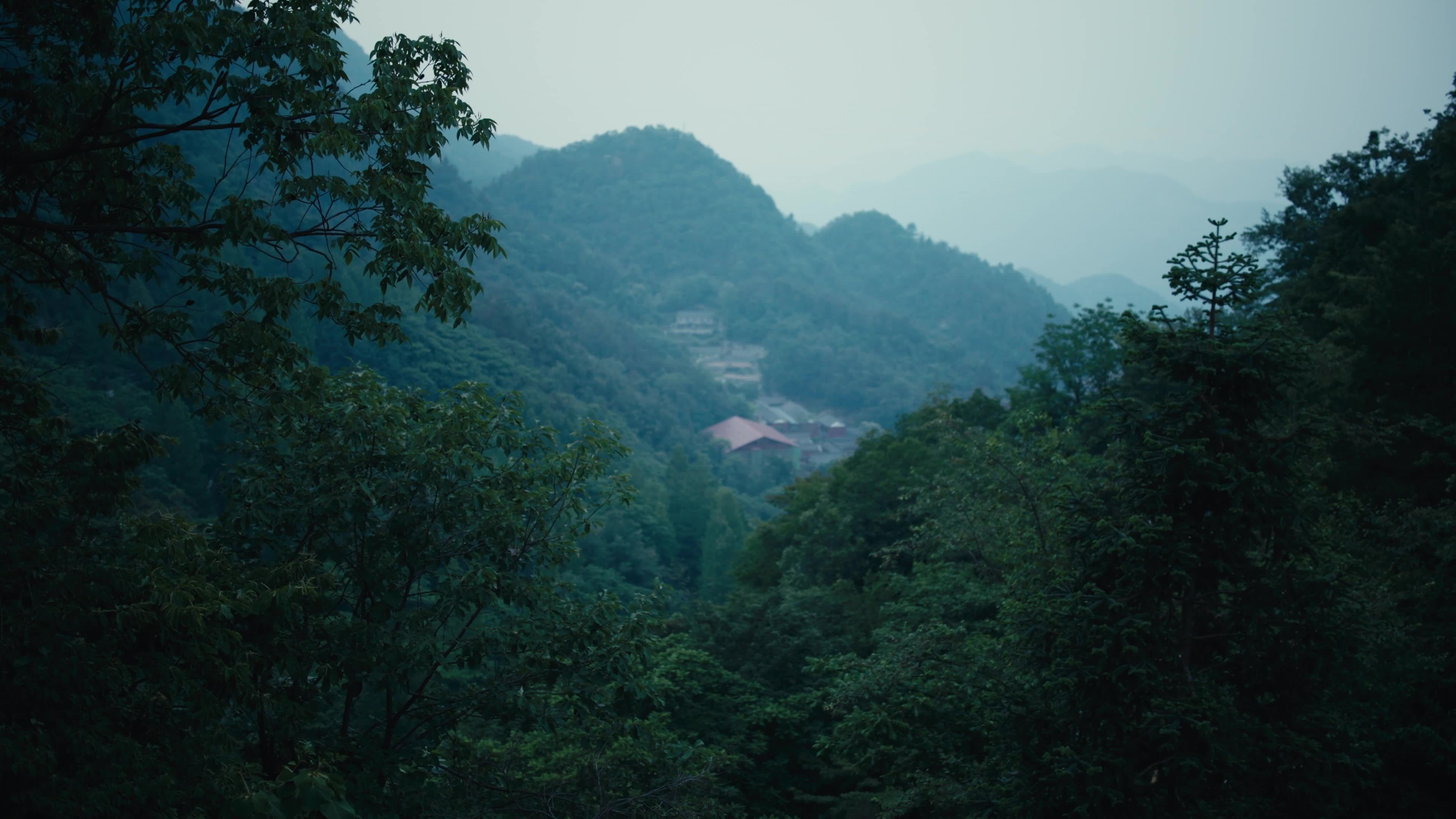 云雾缭绕的山峦叠嶂视频素材画面1