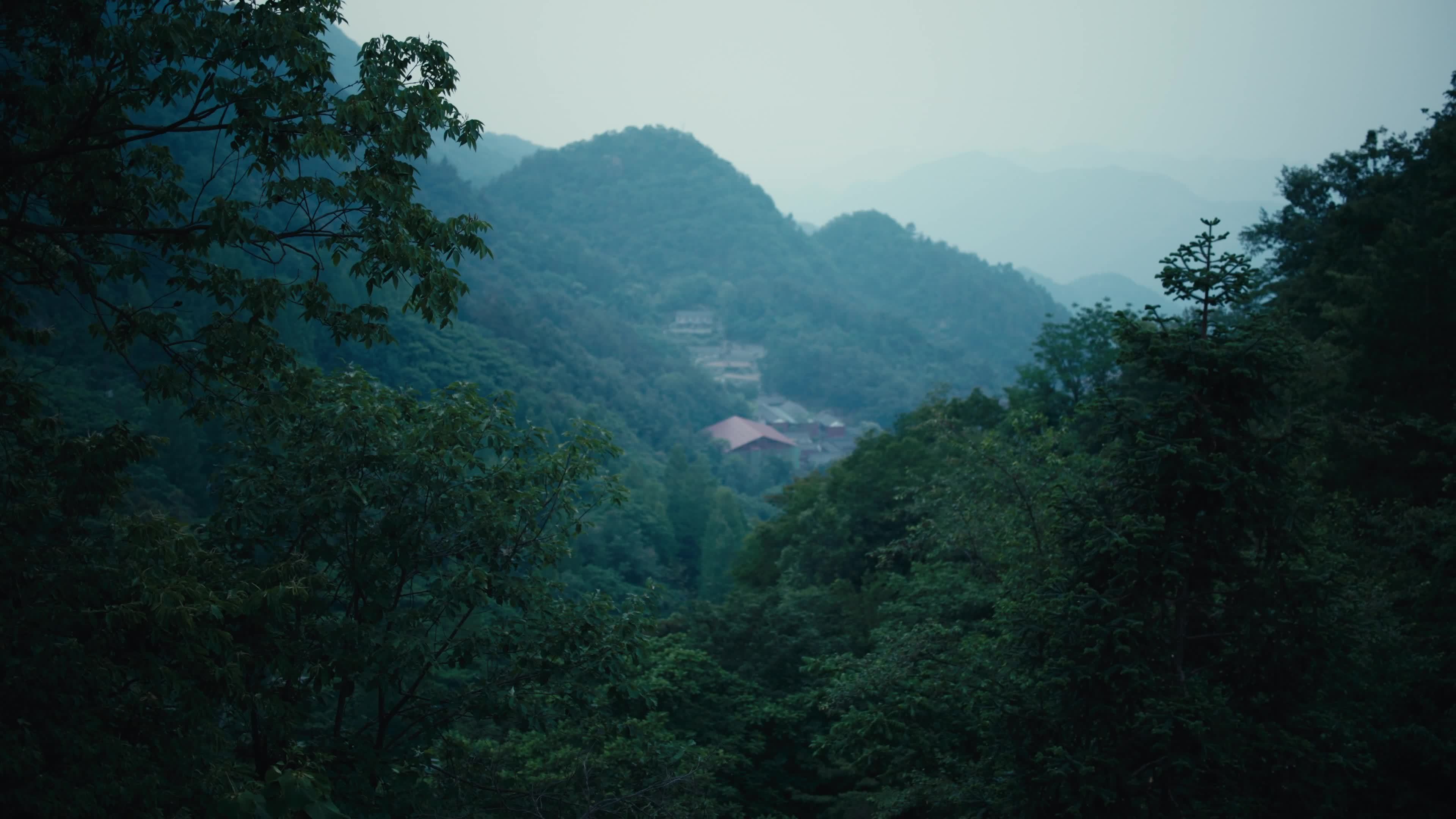 云雾缭绕的山峦叠嶂视频素材画面2