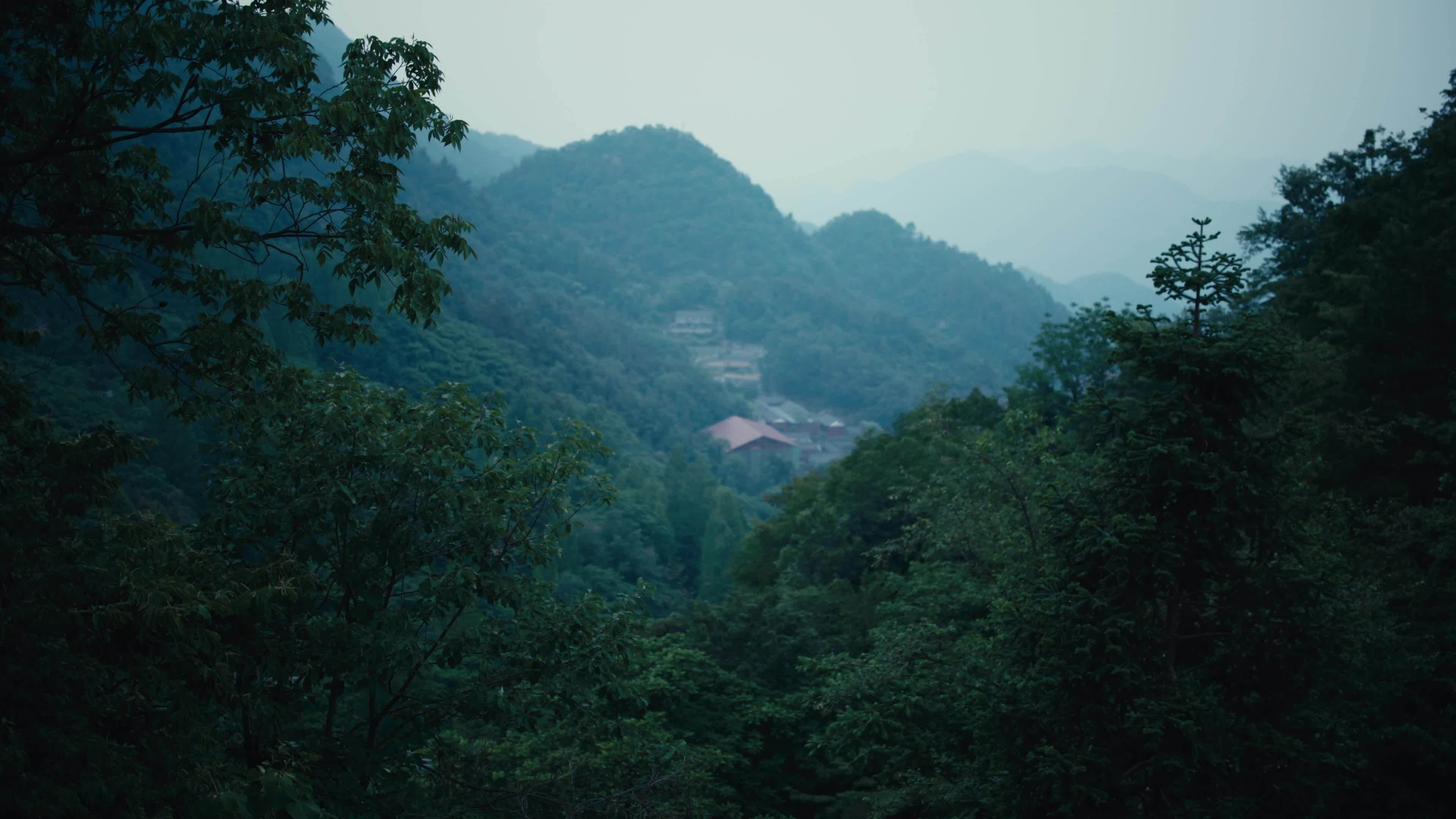 云雾缭绕的山峦叠嶂视频素材画面4