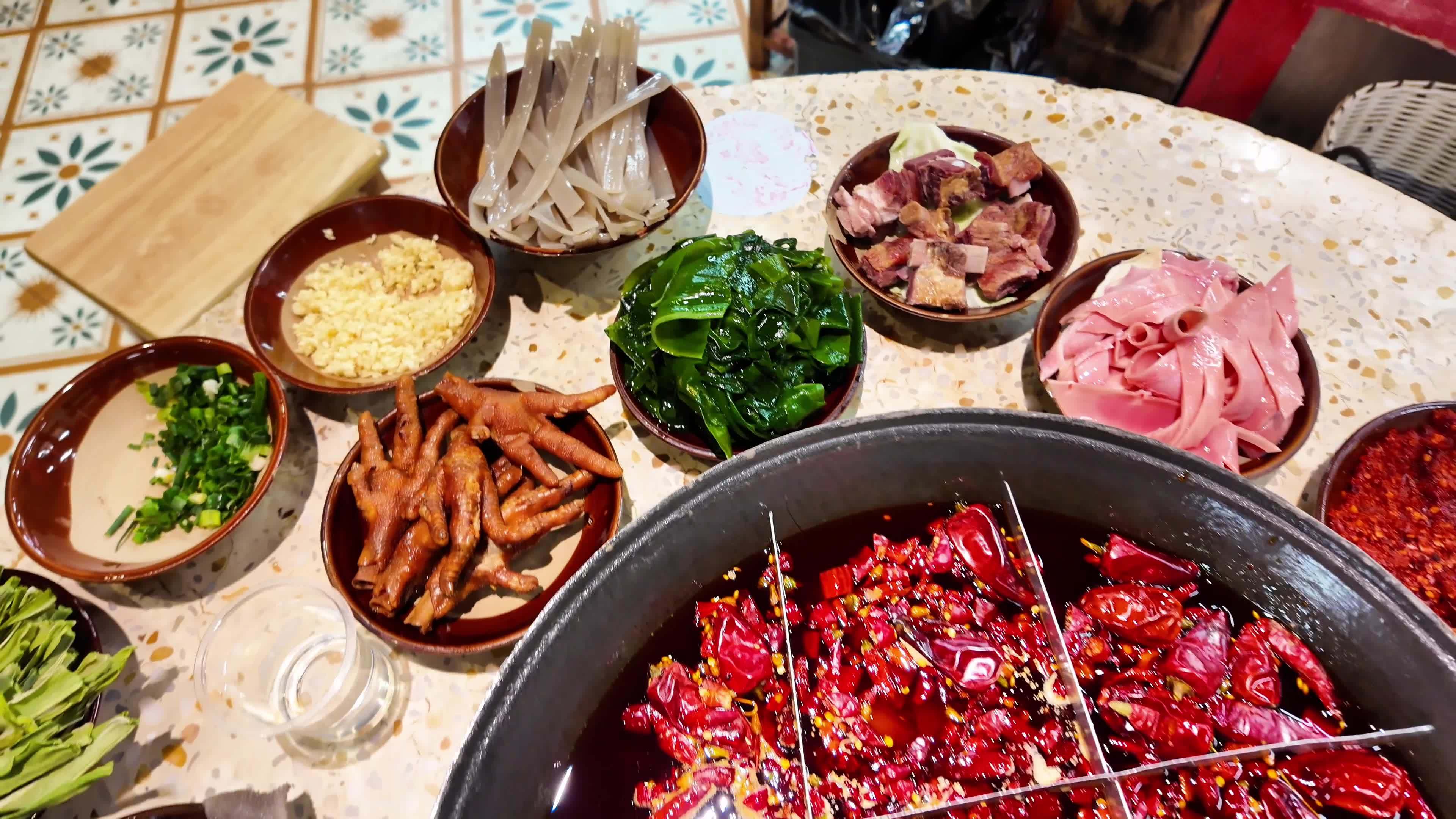 重庆美食火锅慢动作香辣涮火锅美食烟火气视频素材画面1