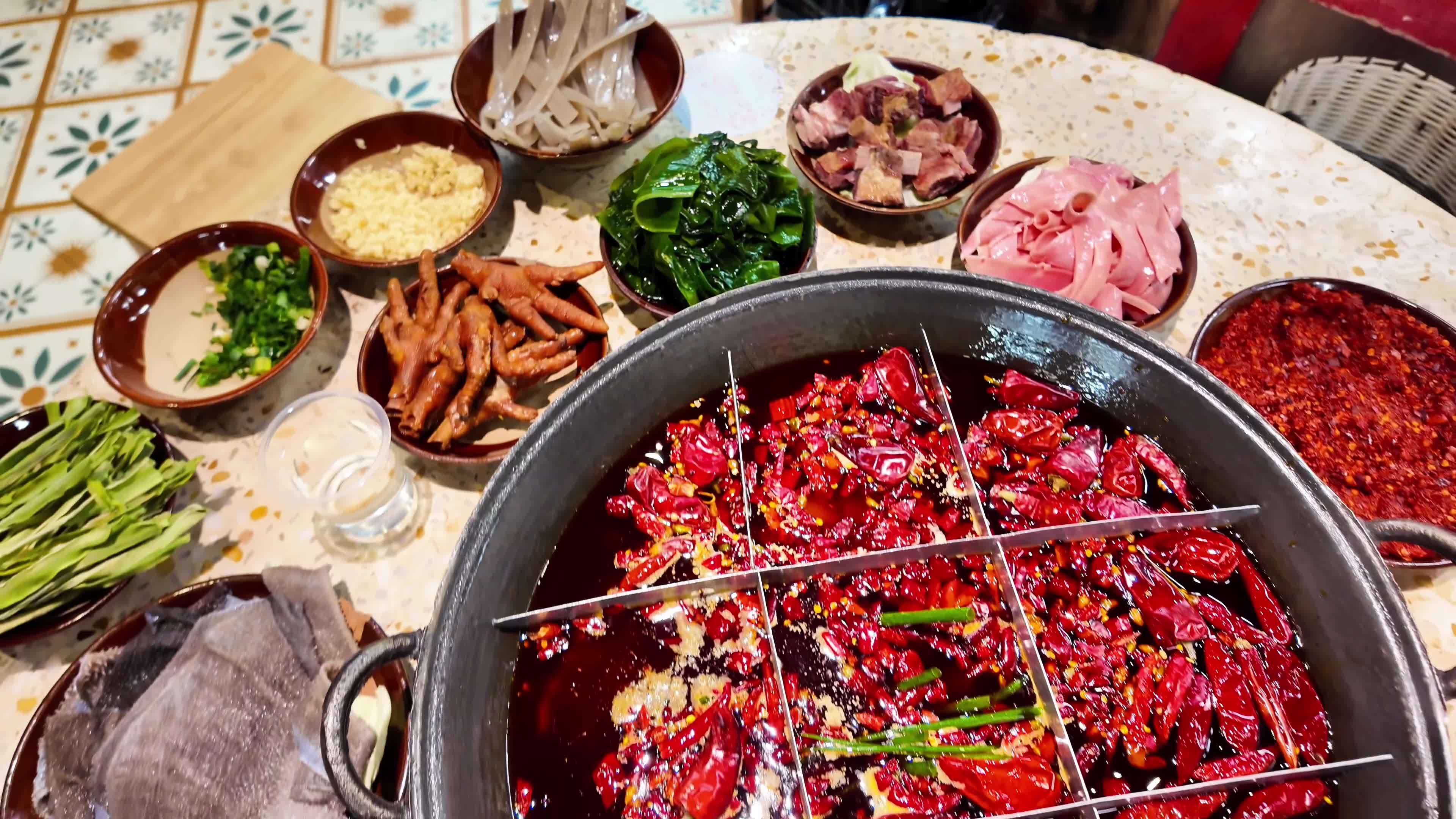 重庆美食火锅慢动作香辣涮火锅美食烟火气视频素材画面2