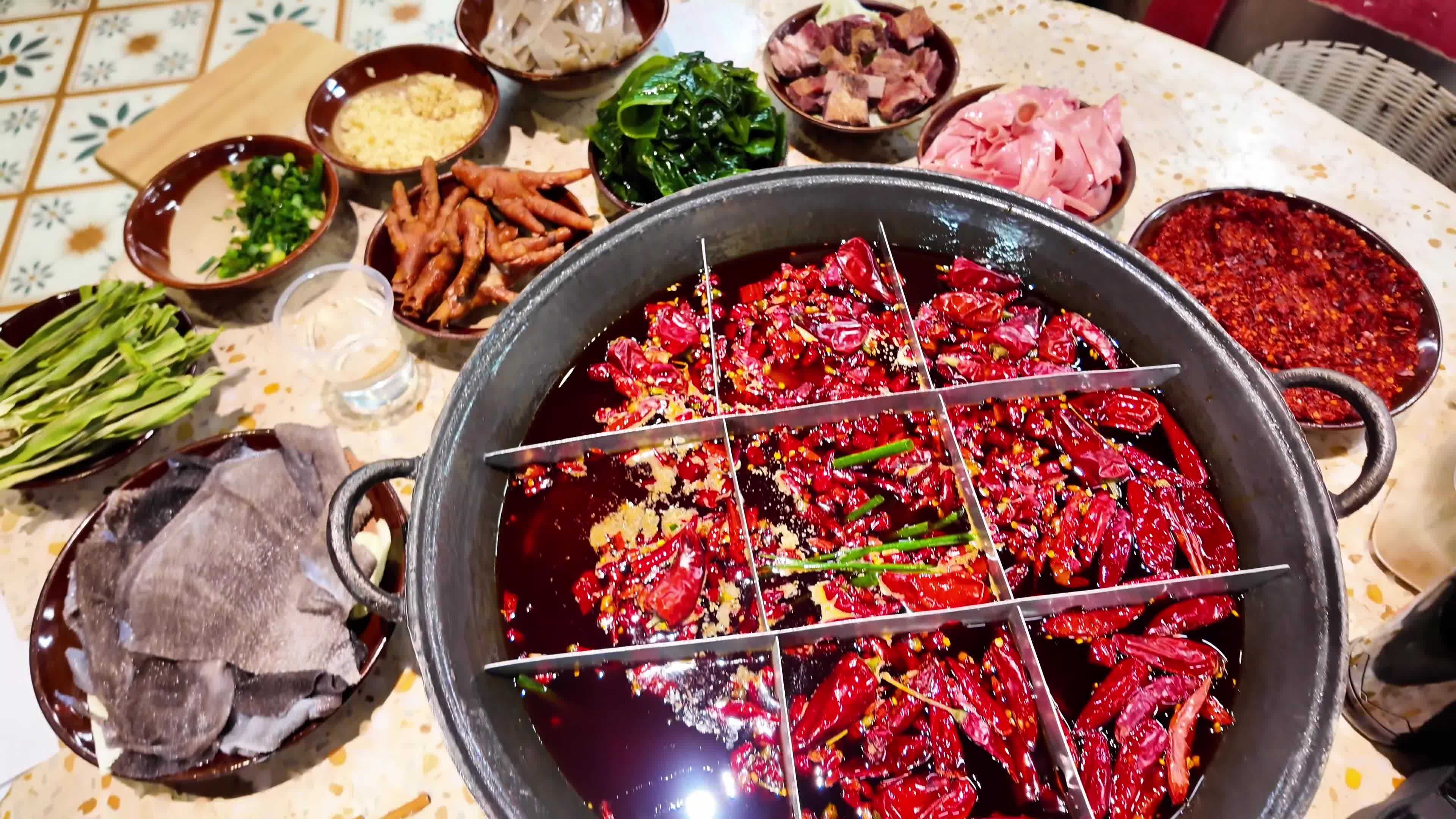 重庆美食火锅慢动作香辣涮火锅美食烟火气视频素材画面3