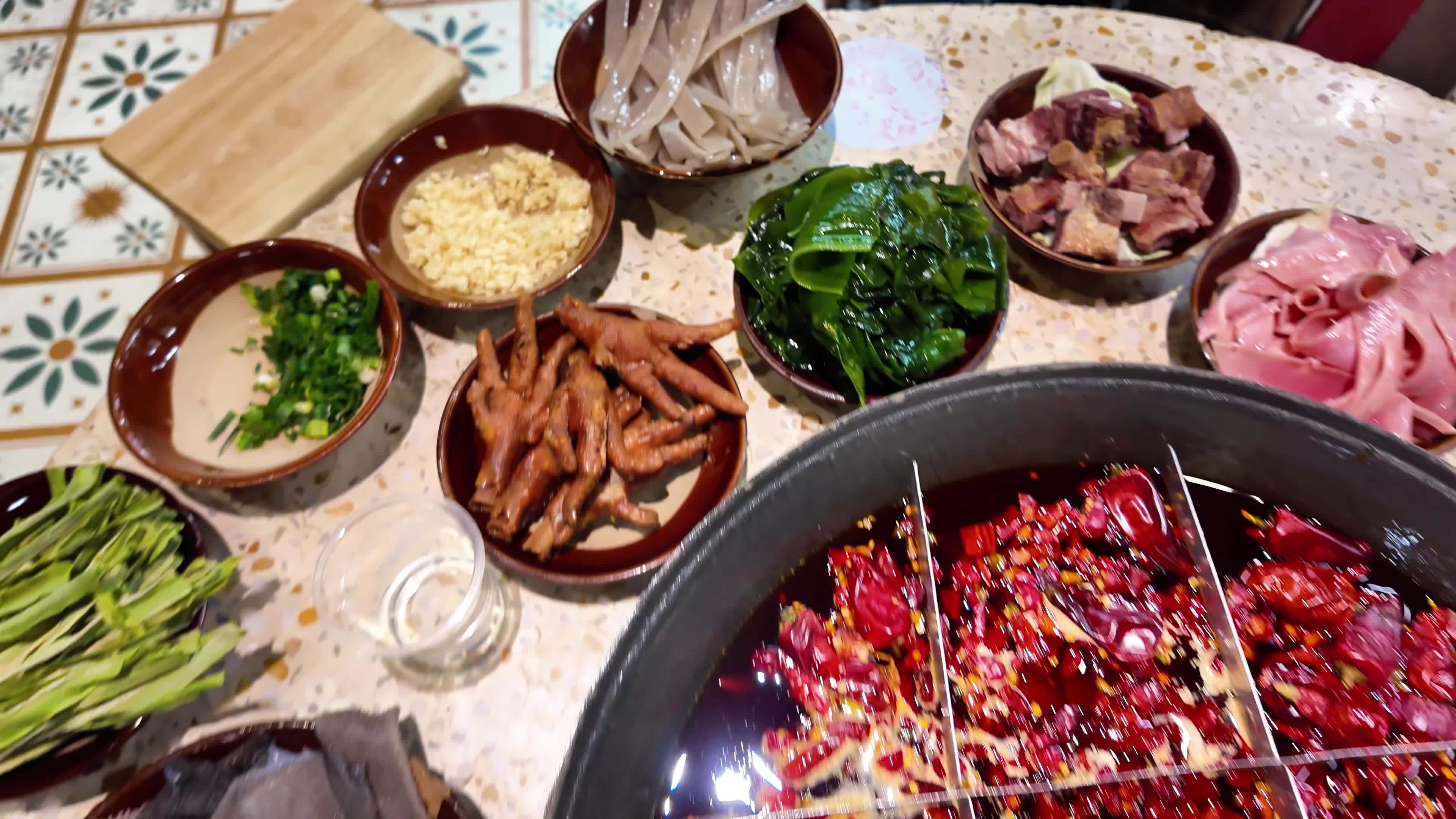 重庆美食火锅慢动作香辣涮火锅美食烟火气视频素材画面1