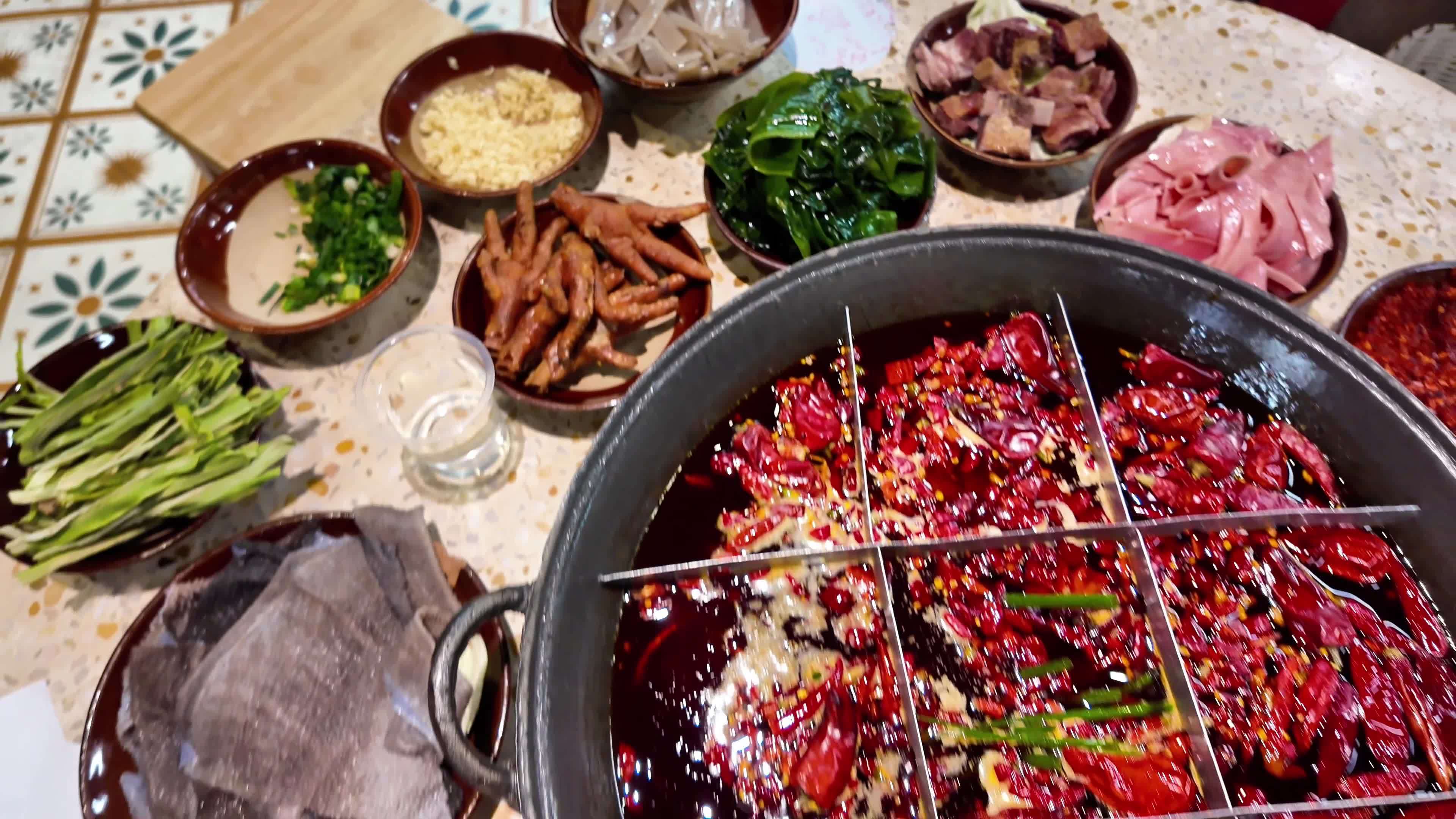 重庆美食火锅慢动作香辣涮火锅美食烟火气视频素材画面2