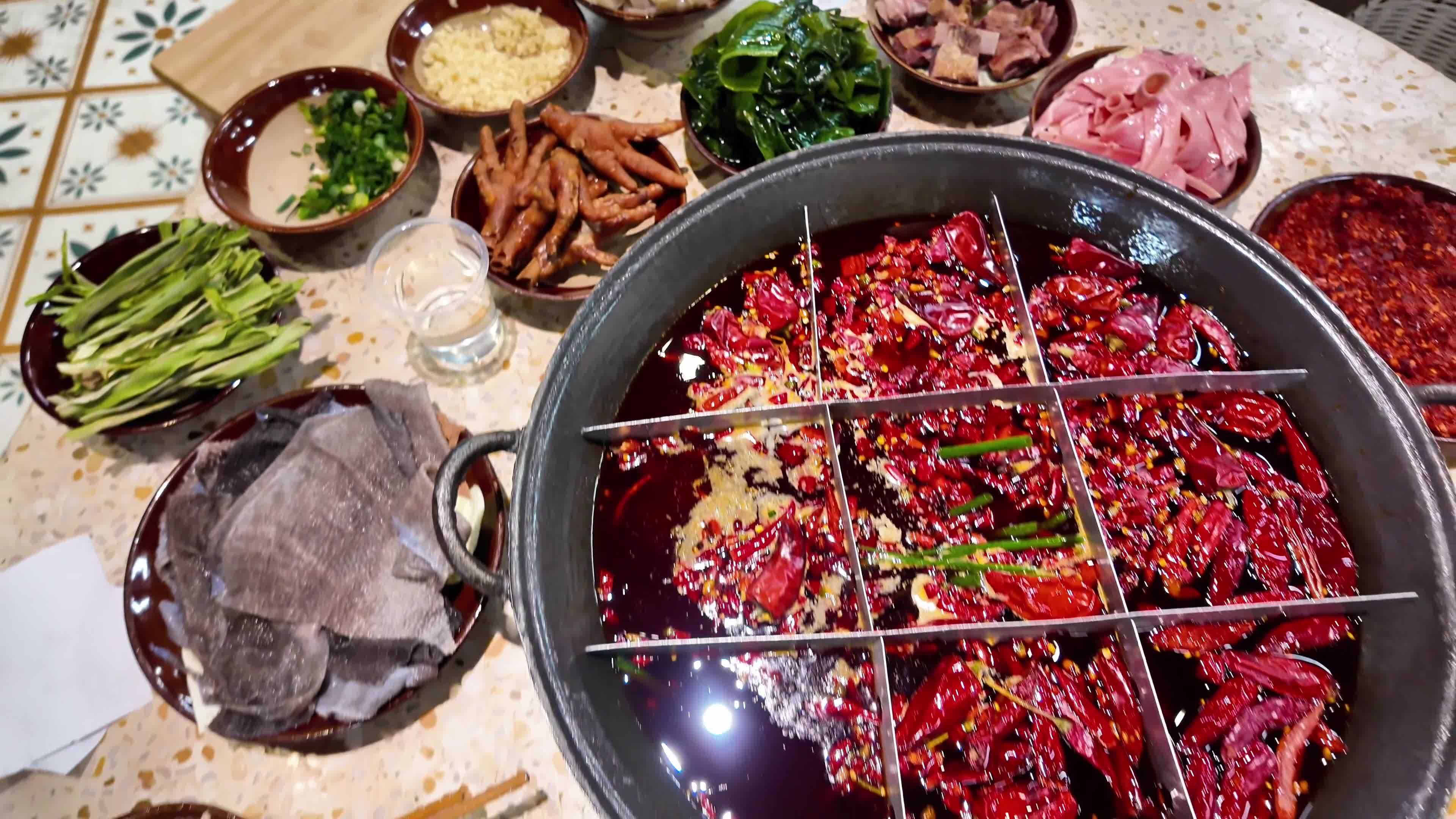 重庆美食火锅慢动作香辣涮火锅美食烟火气视频素材画面3