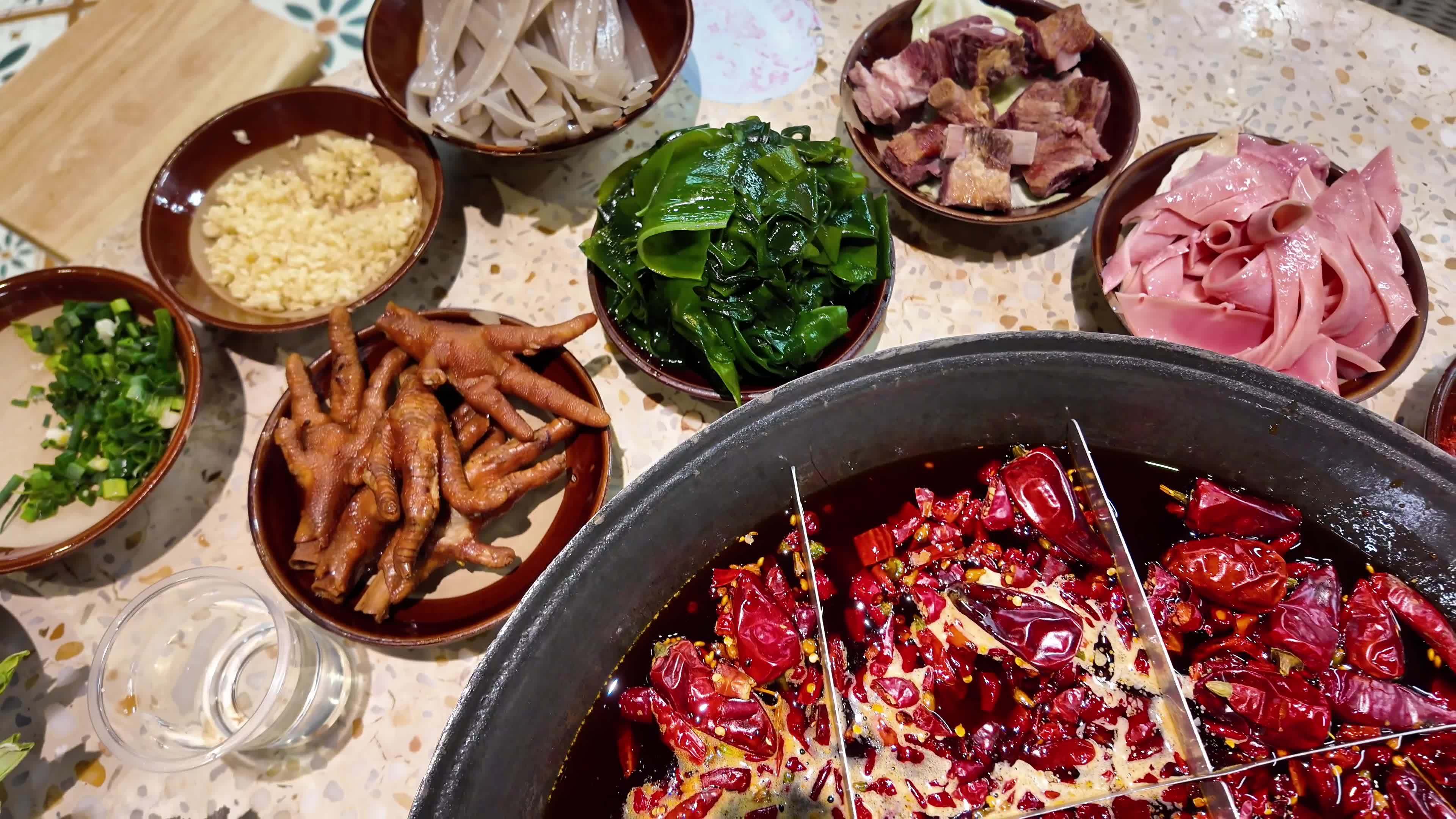 重庆美食火锅慢动作香辣涮火锅美食烟火气视频素材画面1