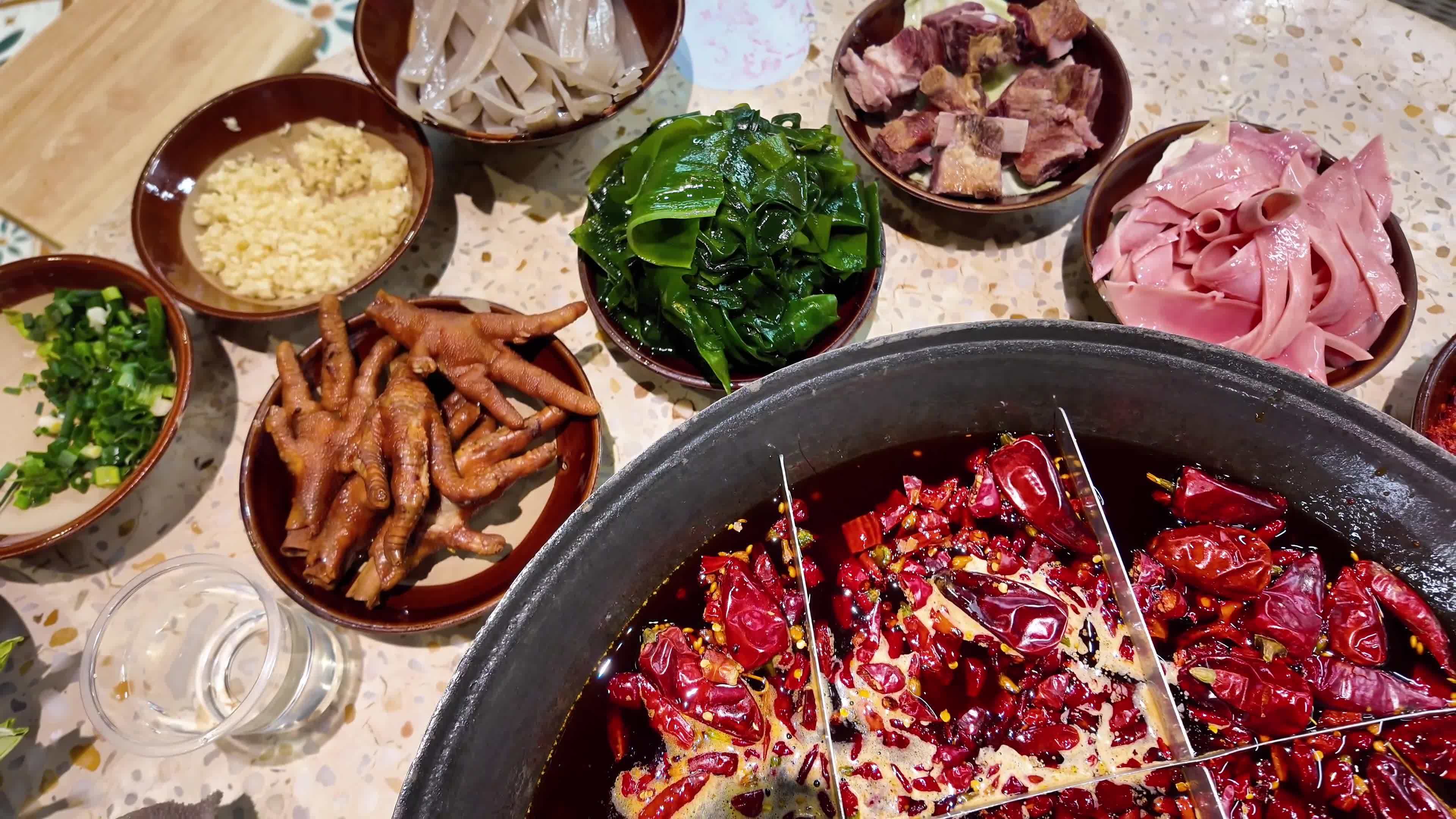 重庆美食火锅慢动作香辣涮火锅美食烟火气视频素材画面2