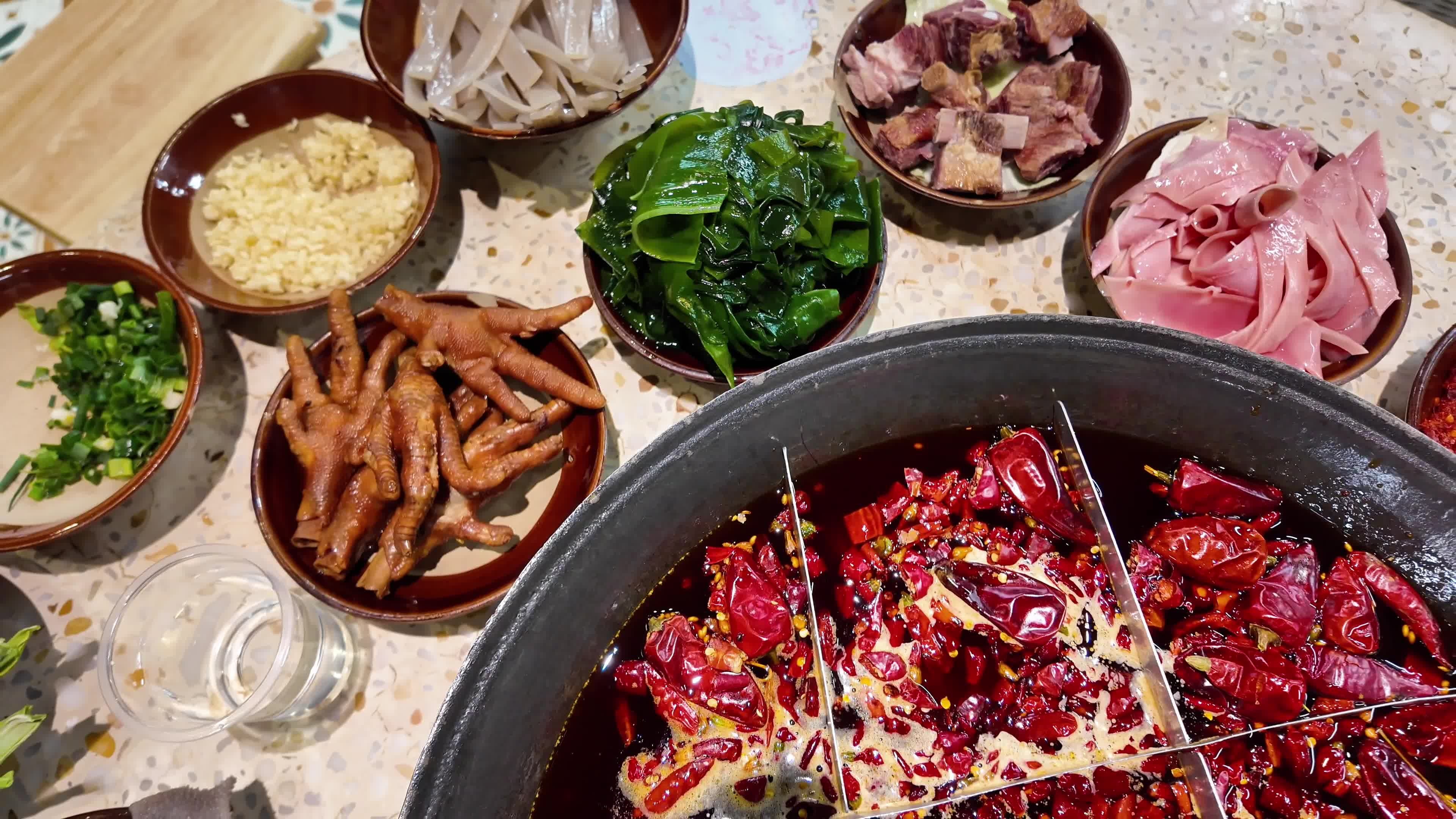 重庆美食火锅慢动作香辣涮火锅美食烟火气视频素材画面3