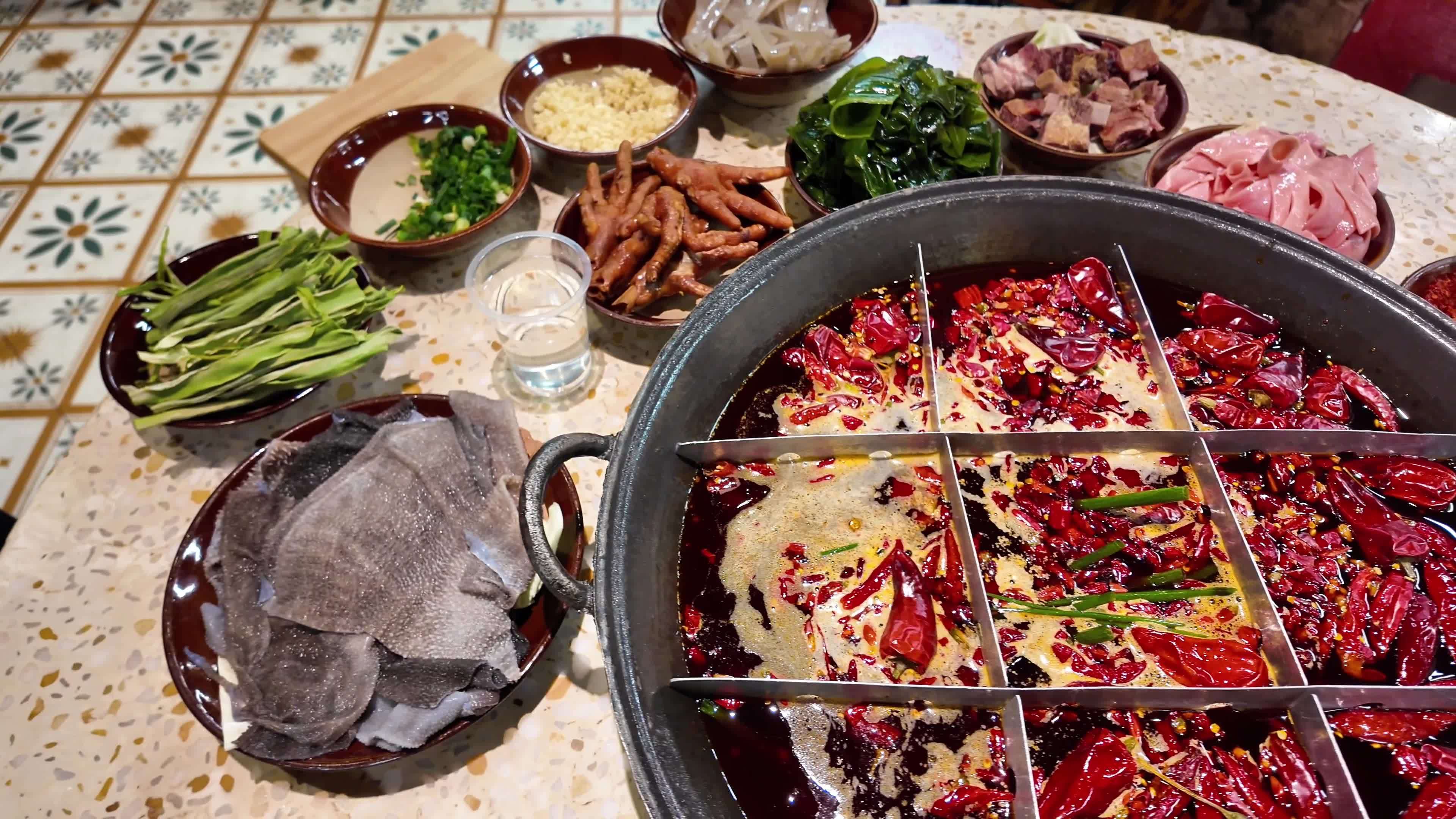 重庆美食火锅慢动作香辣涮火锅美食烟火气视频素材画面1