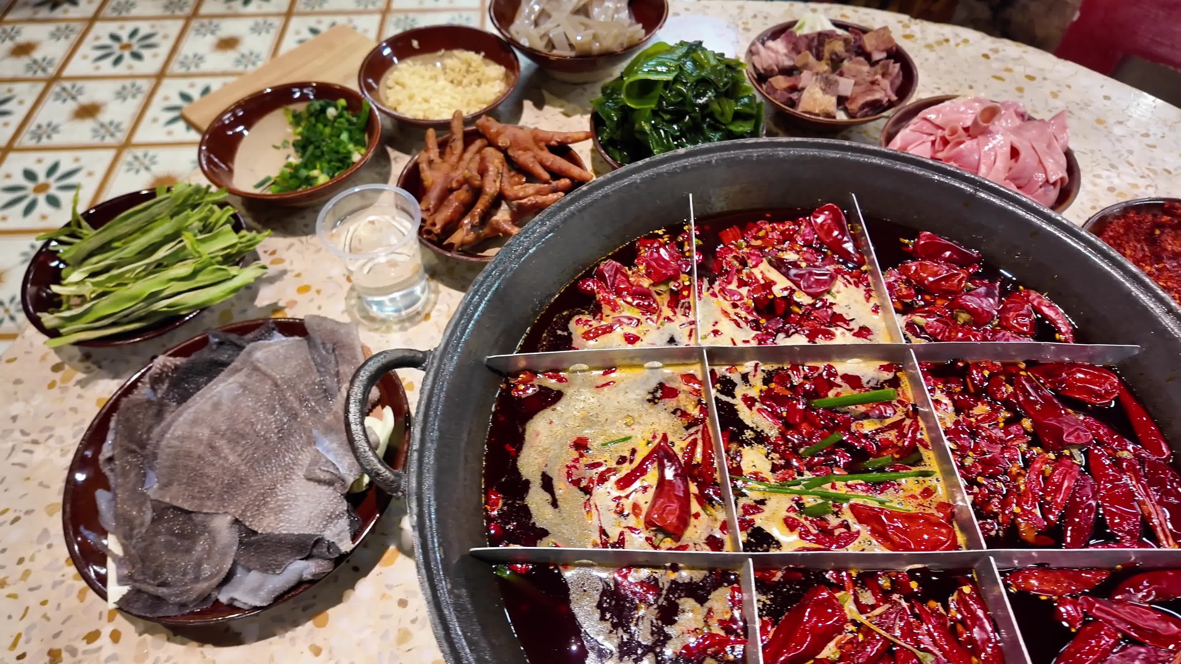 重庆美食火锅慢动作香辣涮火锅美食烟火气视频素材画面4