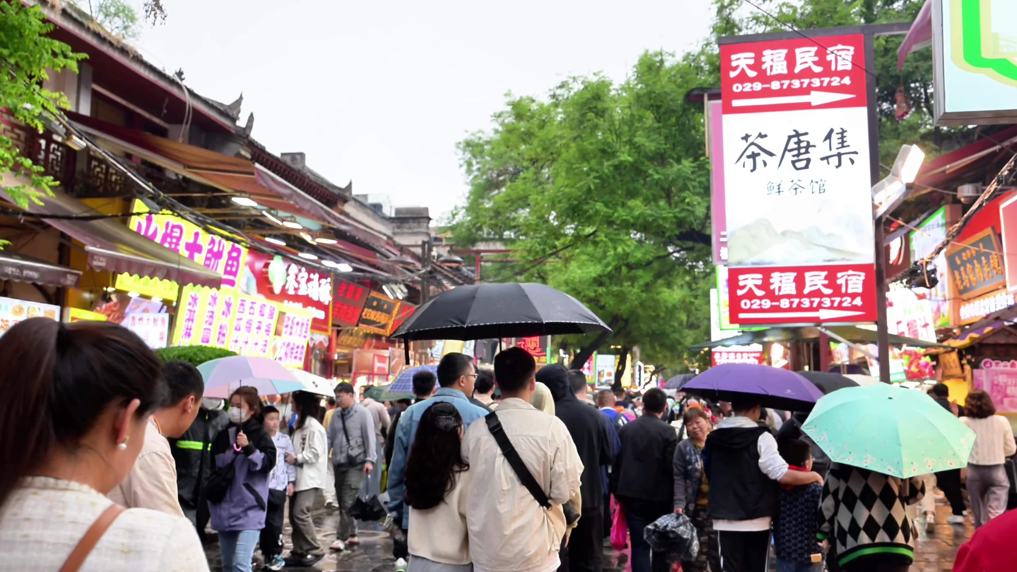 西安回民街熙熙攘攘的人流和小吃视频素材画面1