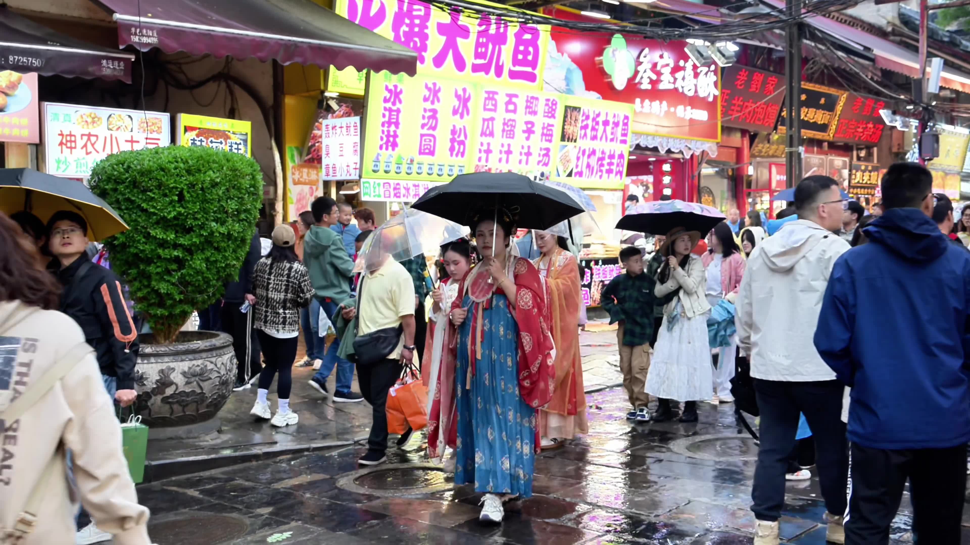 西安回民街熙熙攘攘的人流和小吃视频素材画面2