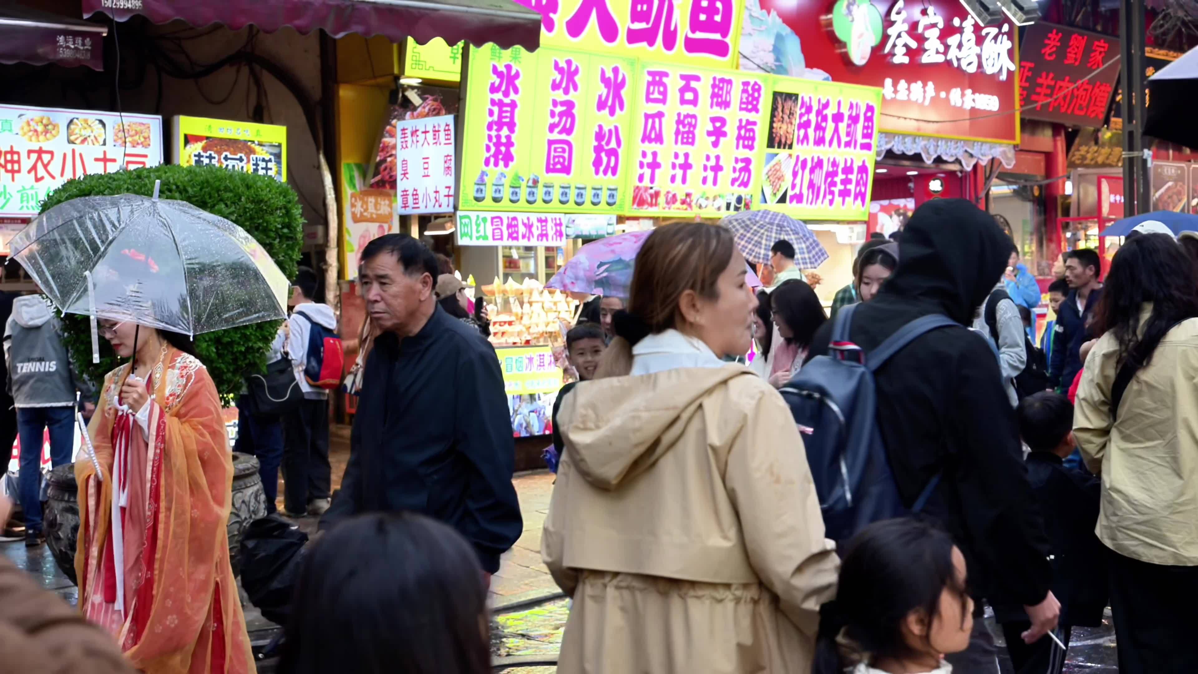 西安回民街熙熙攘攘的人流和小吃视频素材画面4