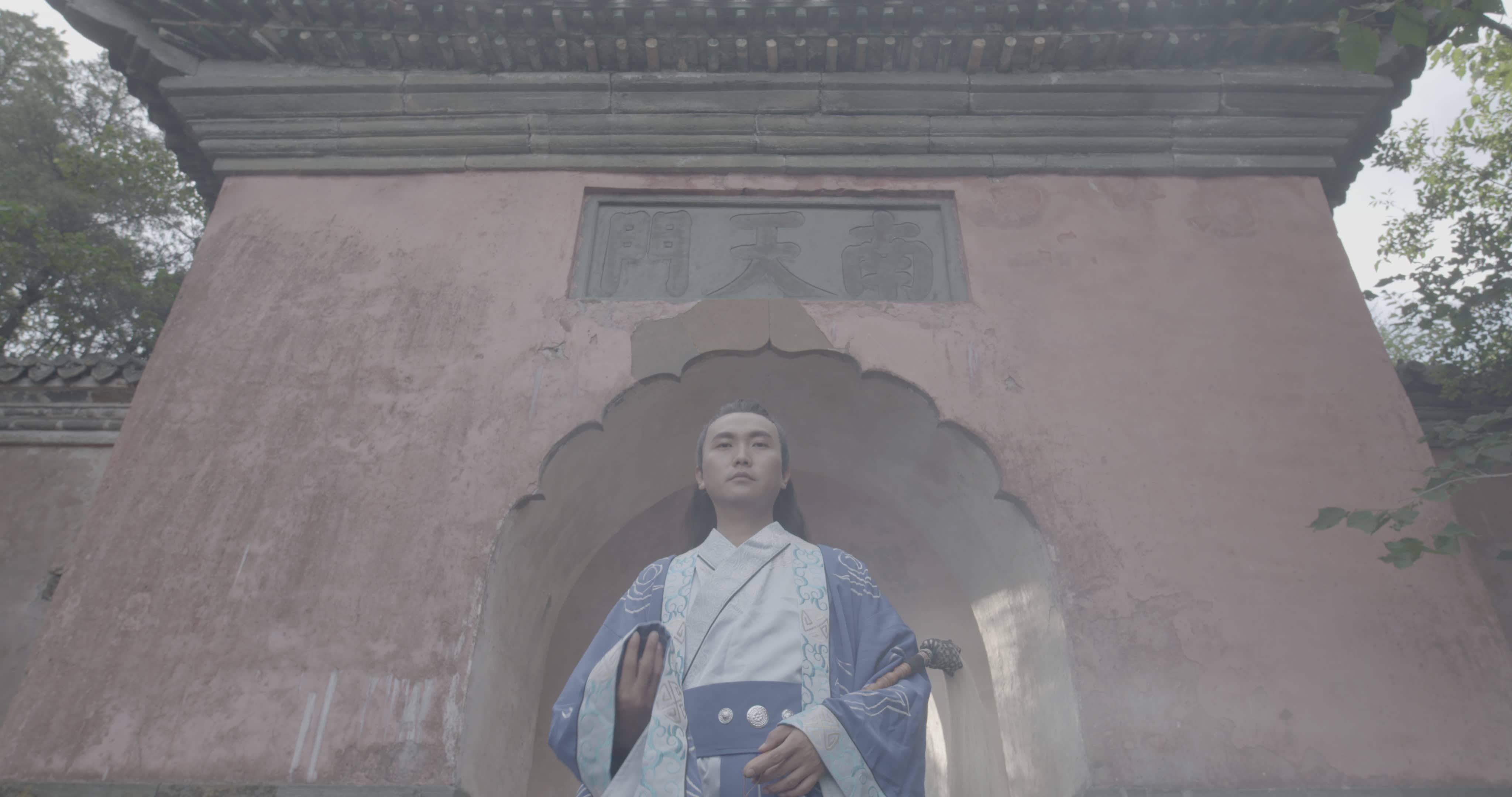 青衫侠客山门静思远眺视频素材画面1