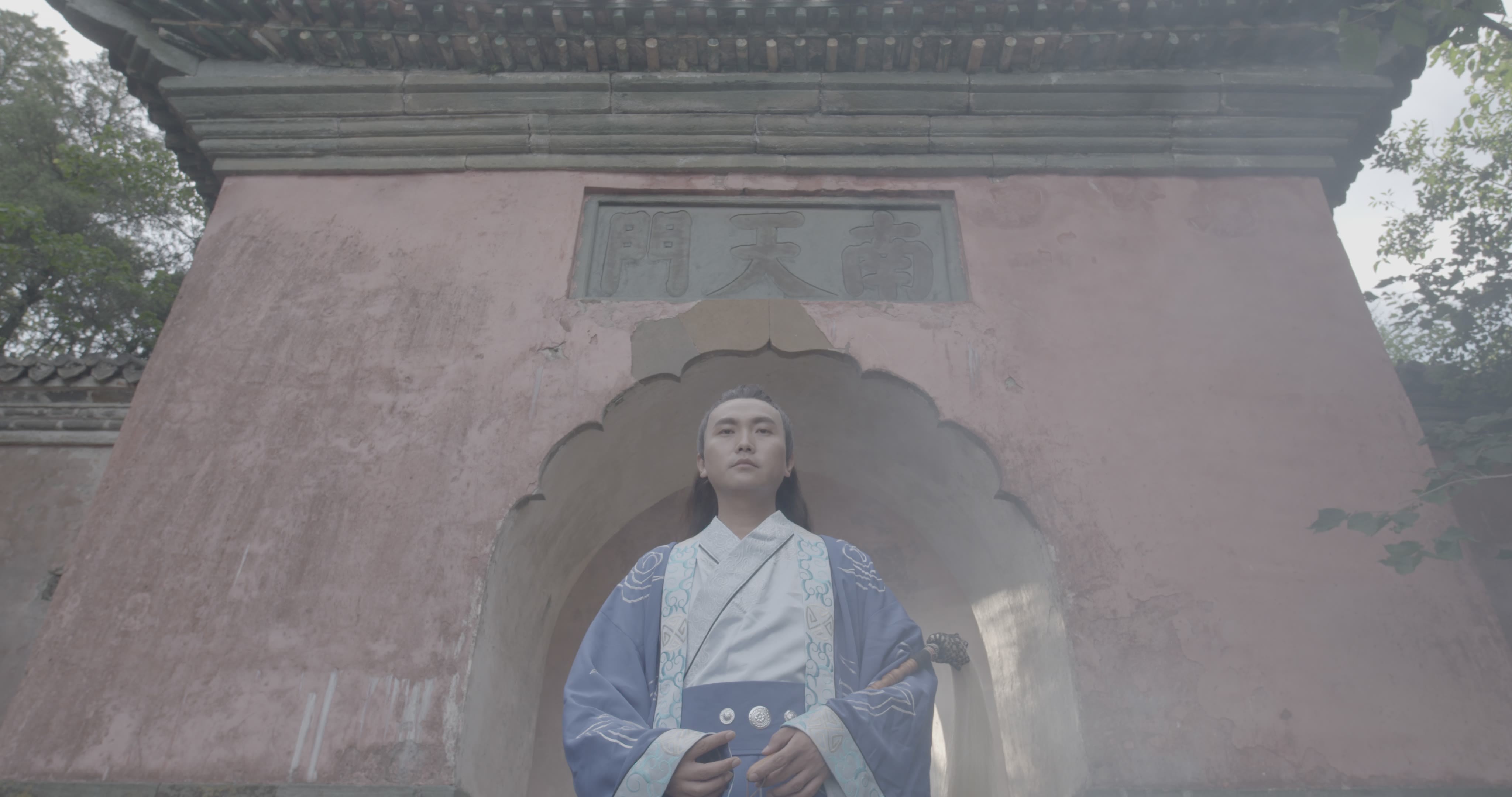 青衫侠客山门静思远眺视频素材画面2