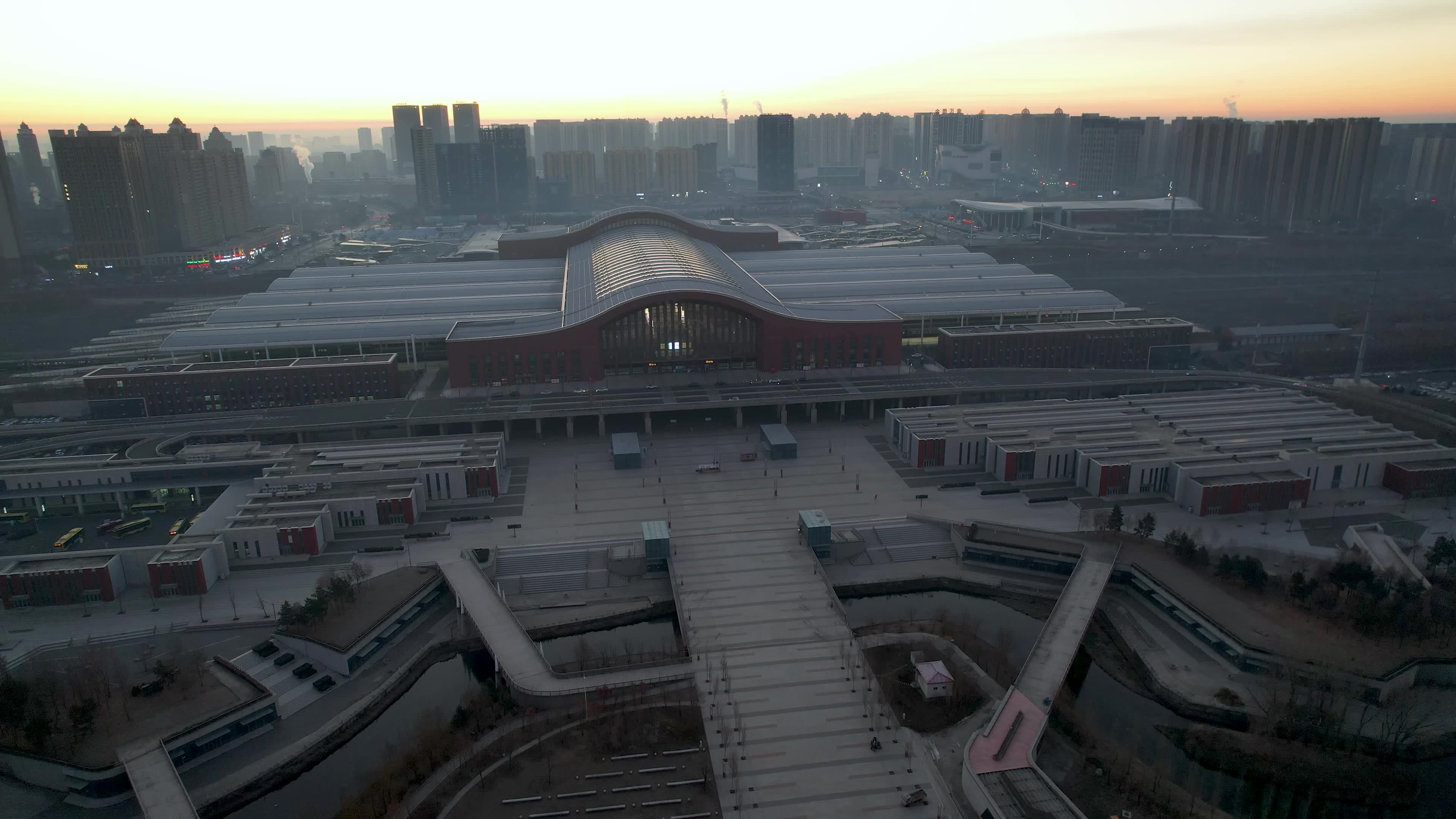 4K清晨的哈尔滨西站高铁站航拍视频视频素材画面1