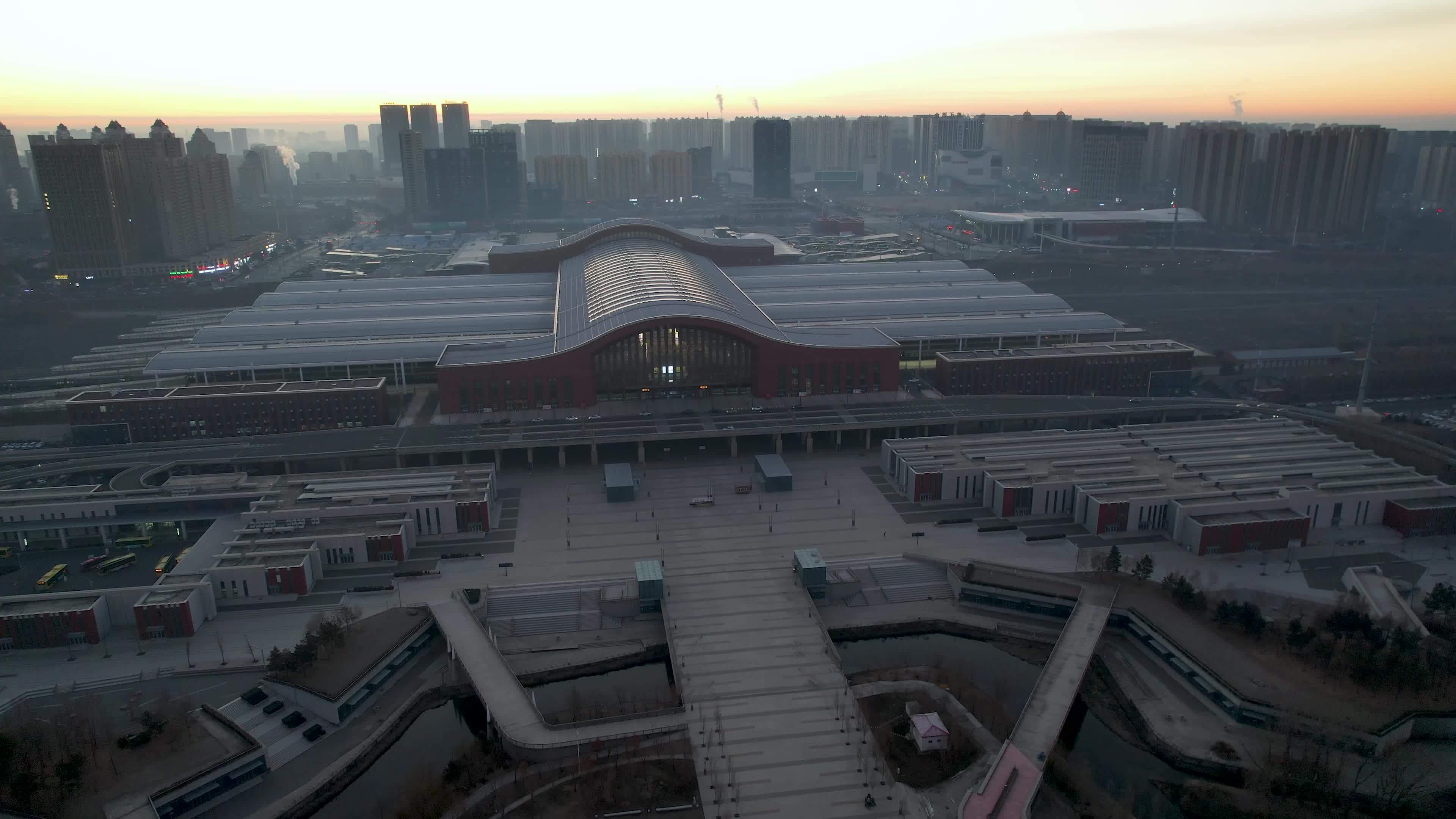 4K清晨的哈尔滨西站高铁站航拍视频视频素材画面3