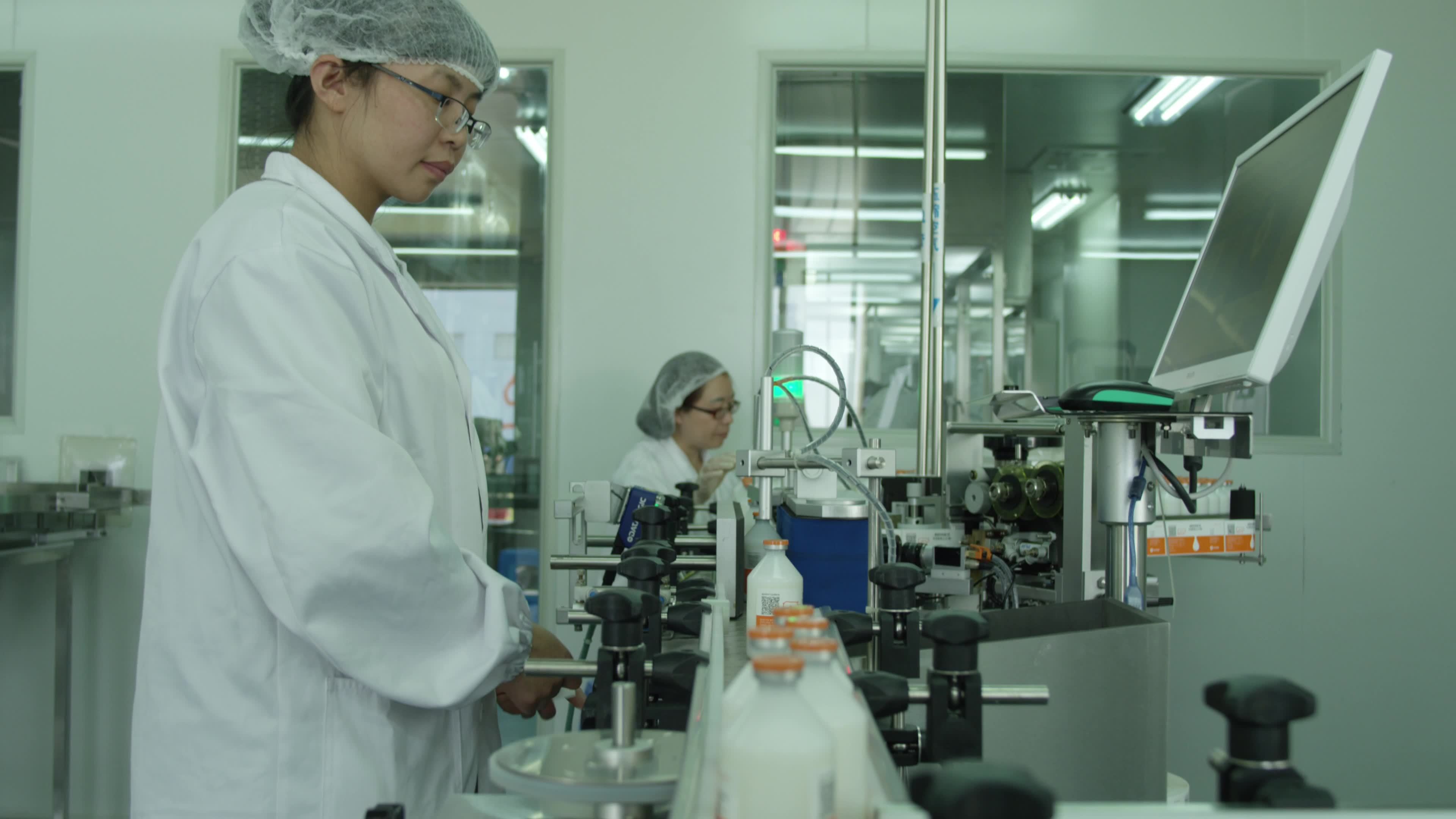 北京亦庄生物医药园 药品生产线自动化灌装视频素材画面1