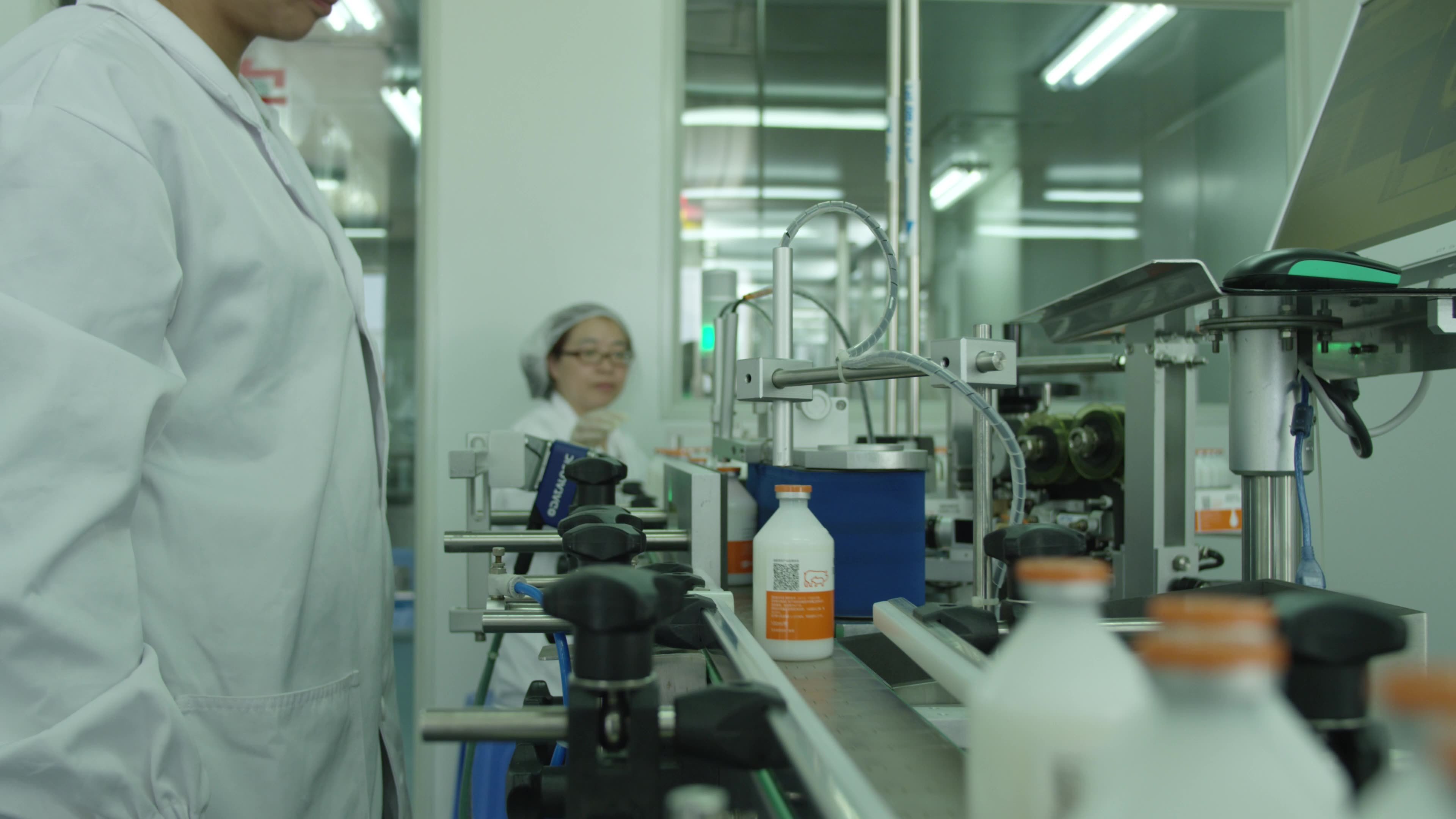 北京亦庄生物医药园 药品生产线自动化灌装视频素材画面2