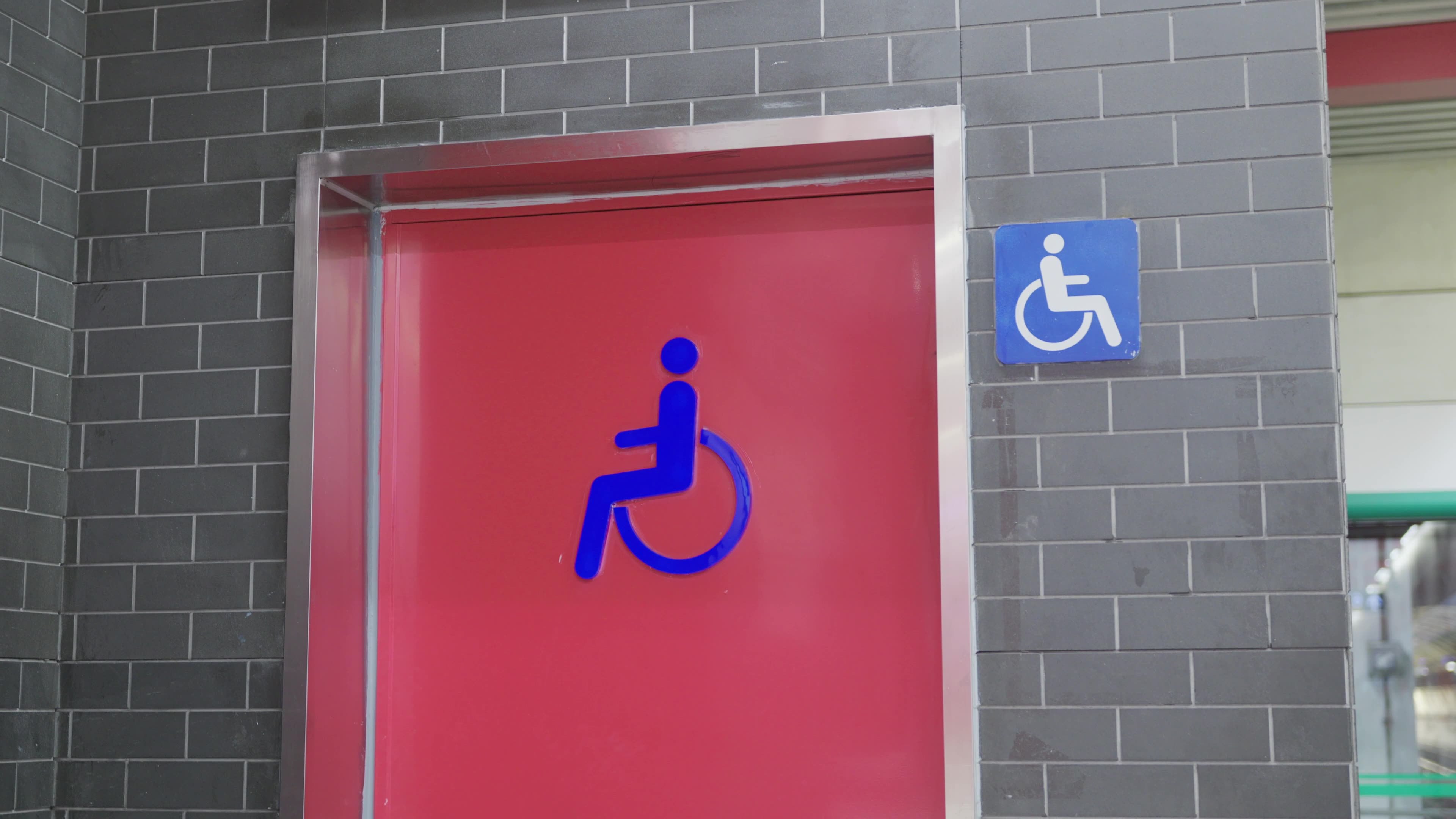 残疾人专用卫生间 无障碍卫生间指示视频素材画面2