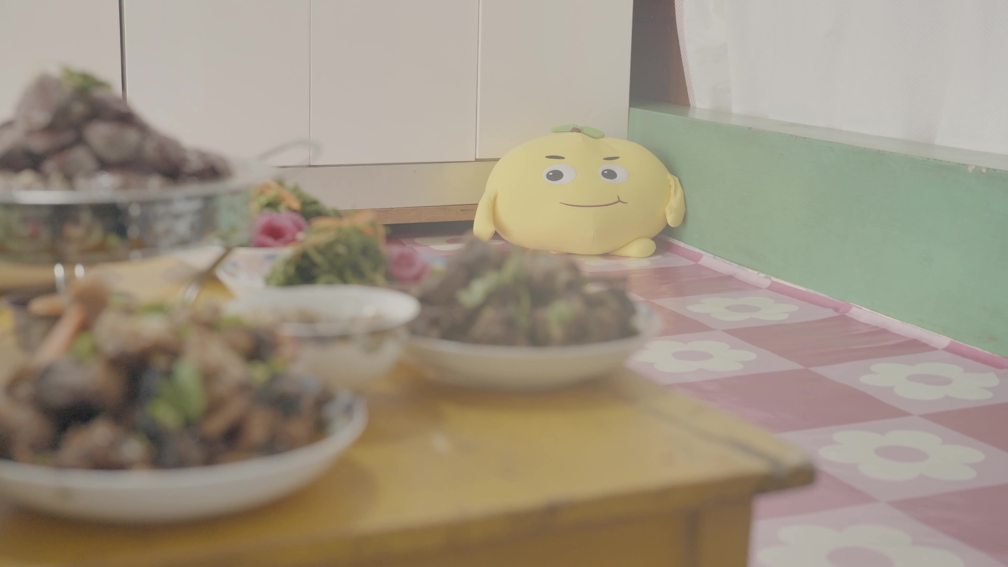 家庭餐桌美食分享视频素材画面1