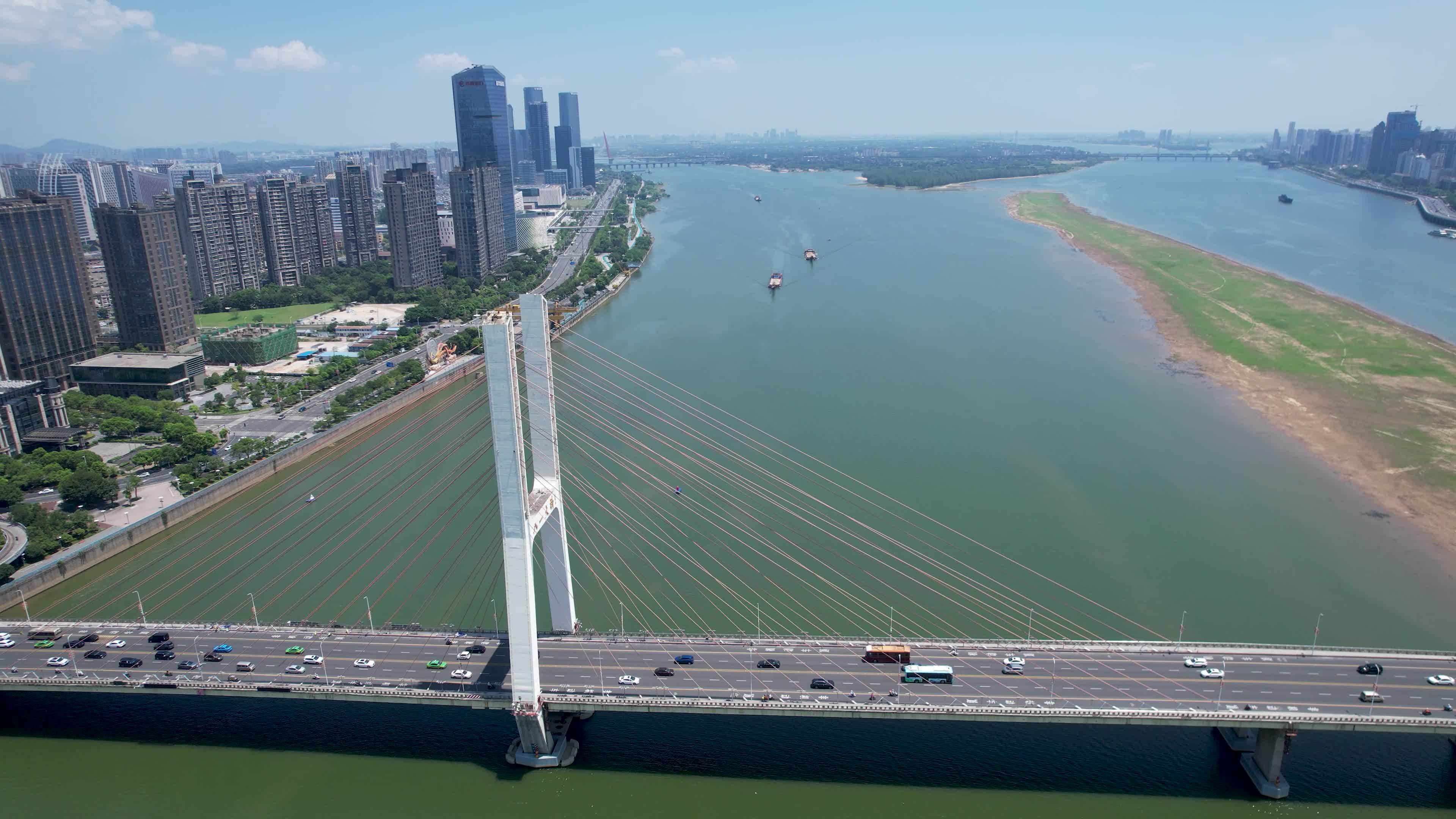 4K江西南昌赣江风光八一大桥车流航拍视频视频素材画面1