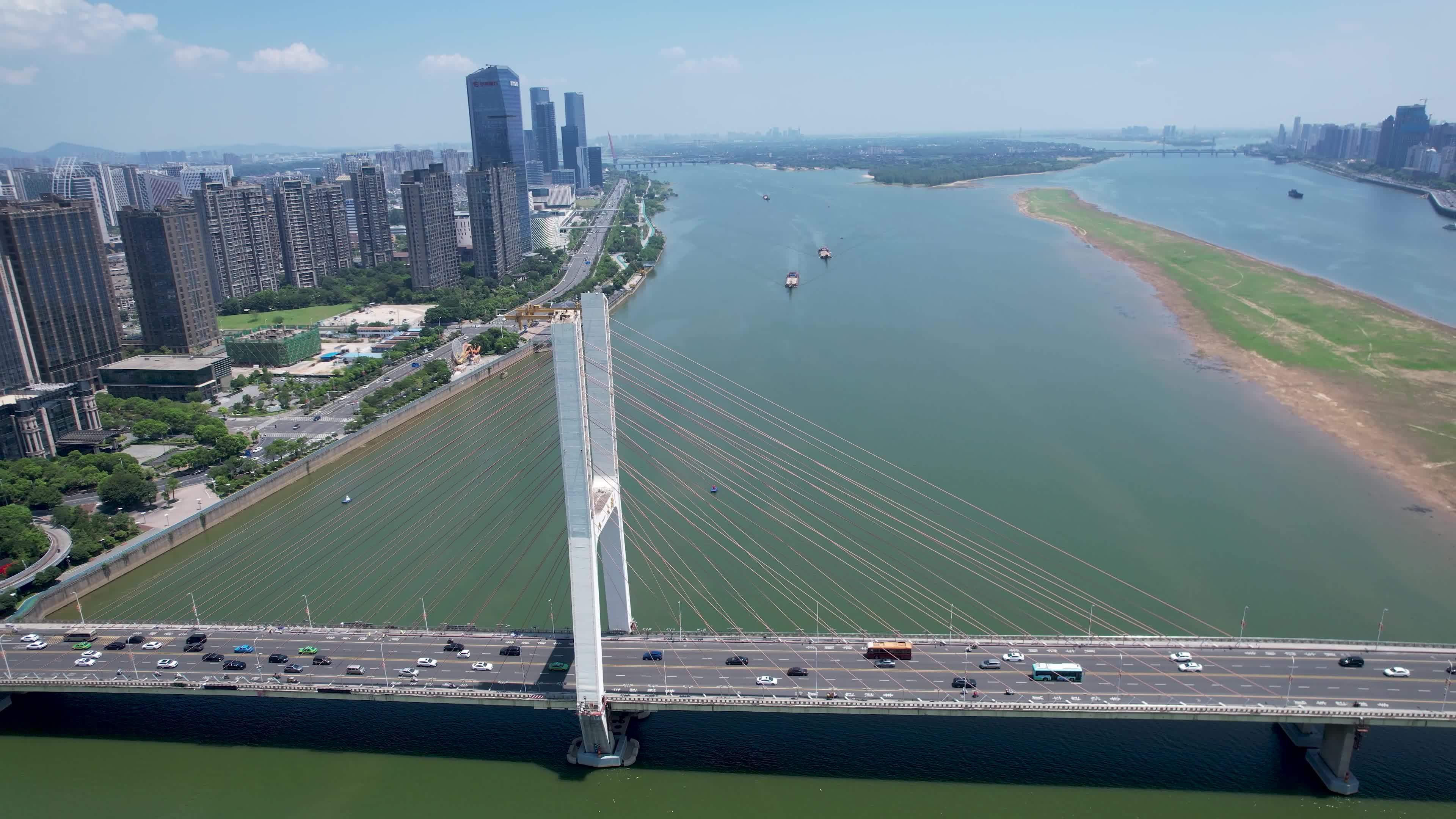 4K江西南昌赣江风光八一大桥车流航拍视频视频素材画面2