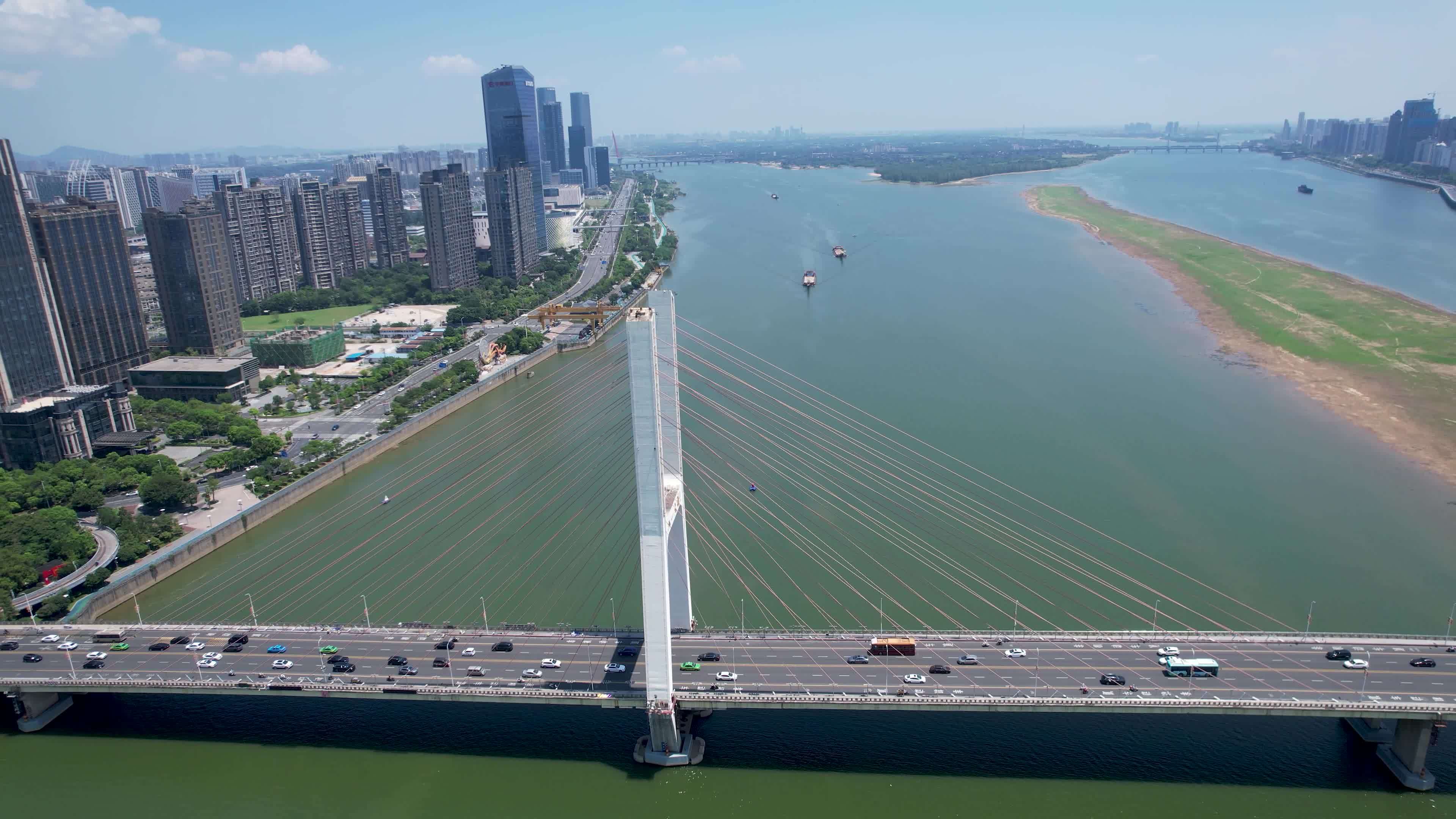 4K江西南昌赣江风光八一大桥车流航拍视频视频素材画面3