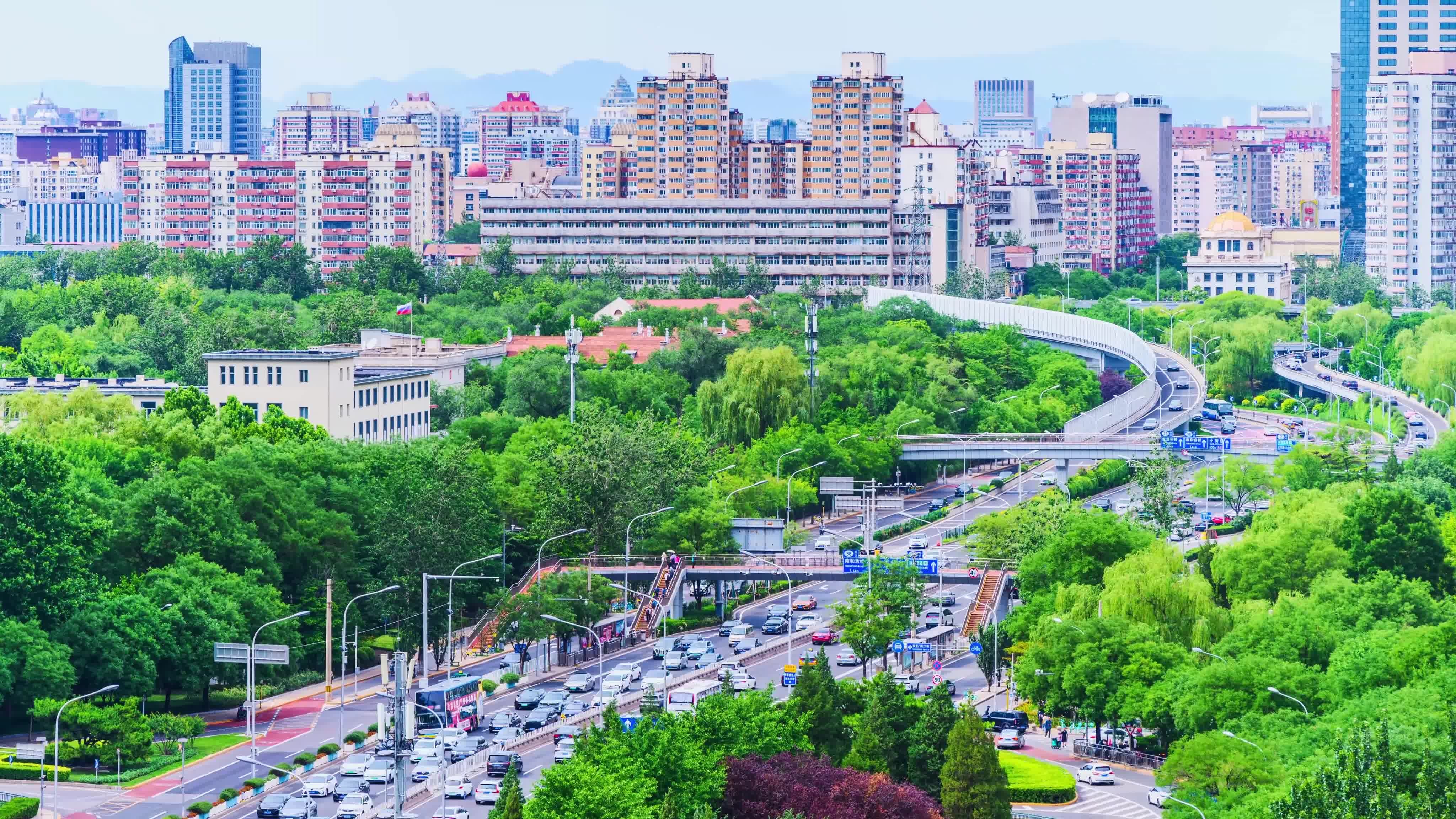 北京夏季东二环东直门立交桥城市车流视频素材画面2