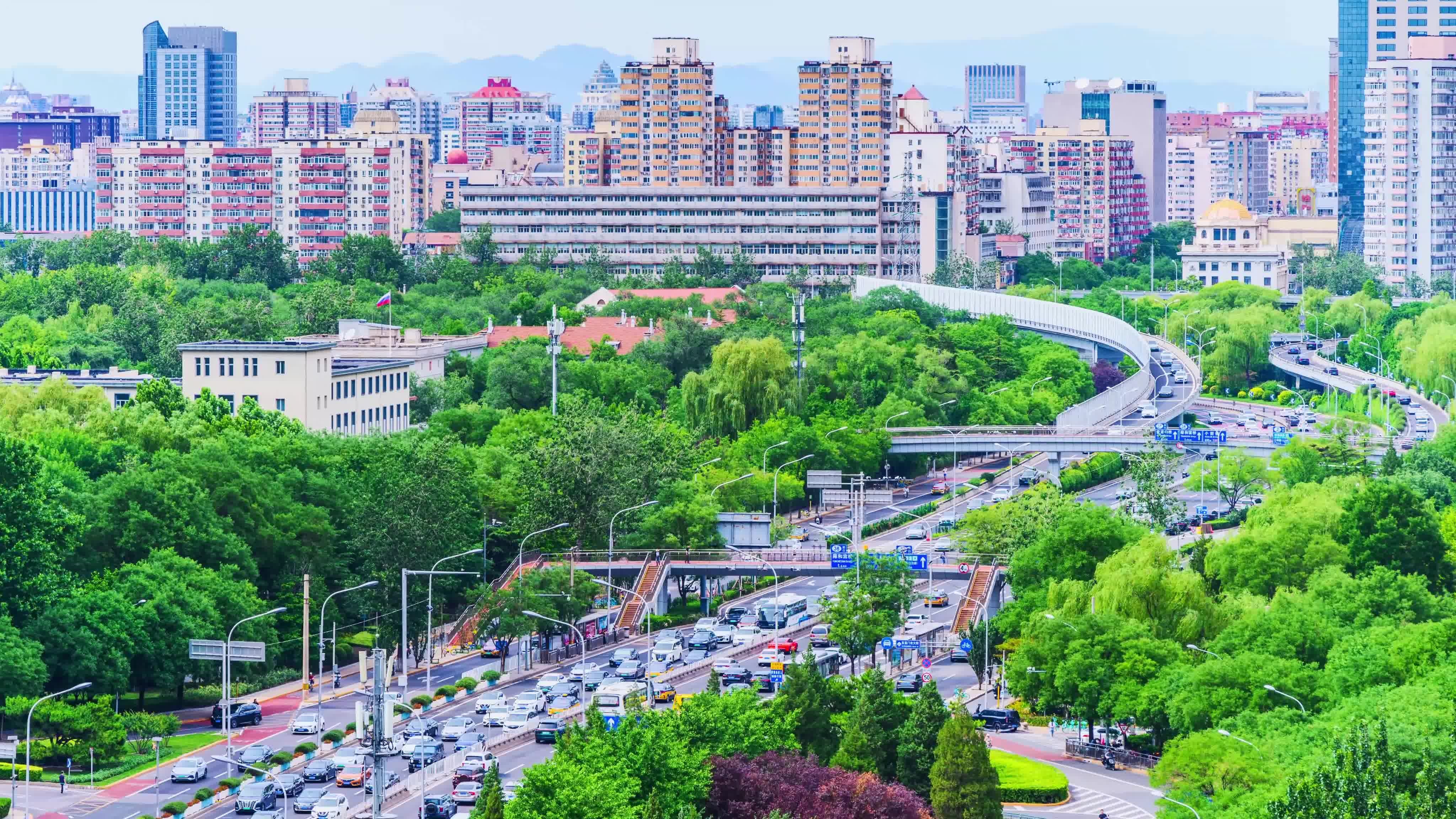 北京夏季东二环东直门立交桥城市车流视频素材画面3