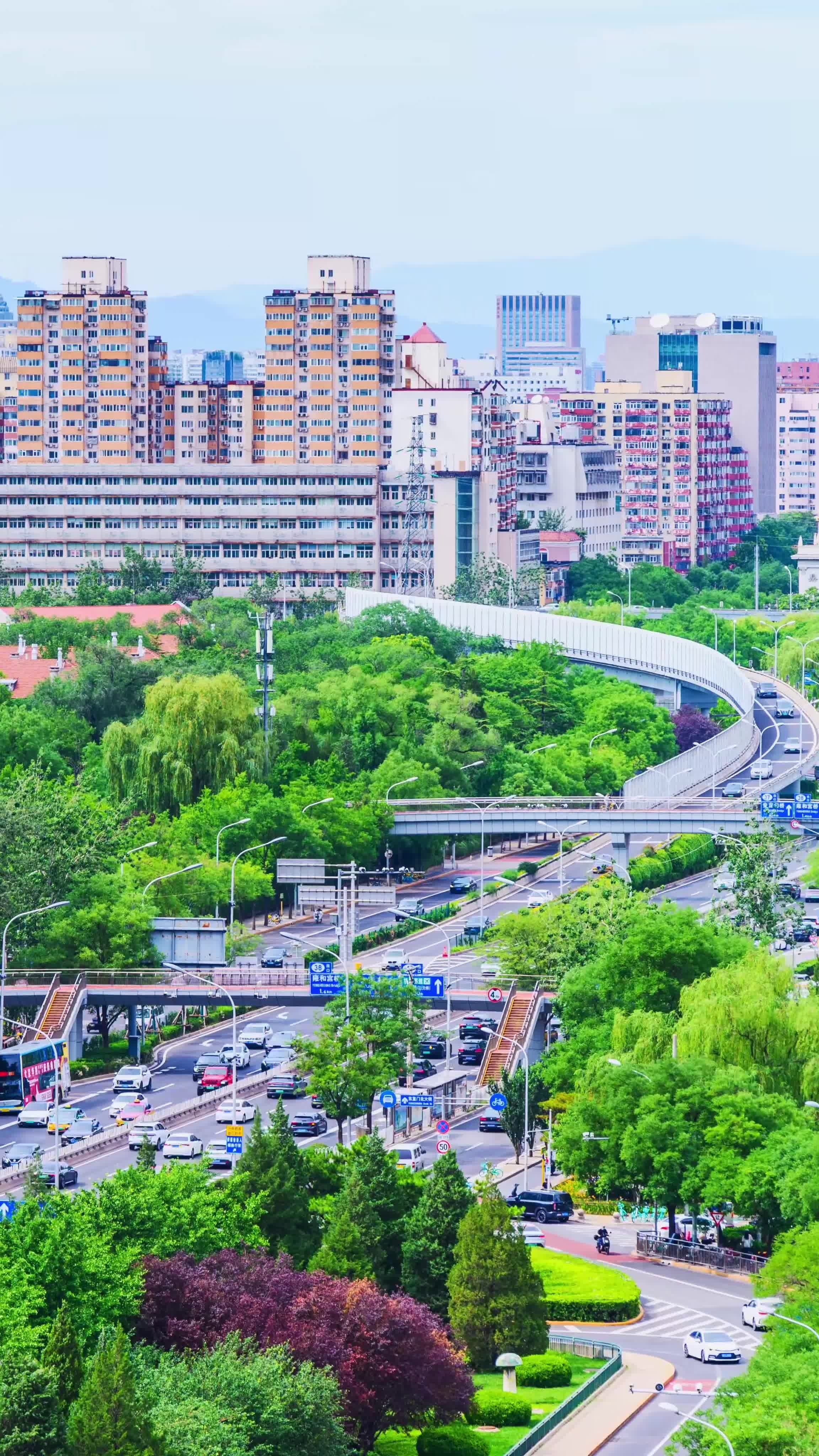 北京夏季东二环东直门立交桥城市车流视频素材画面1