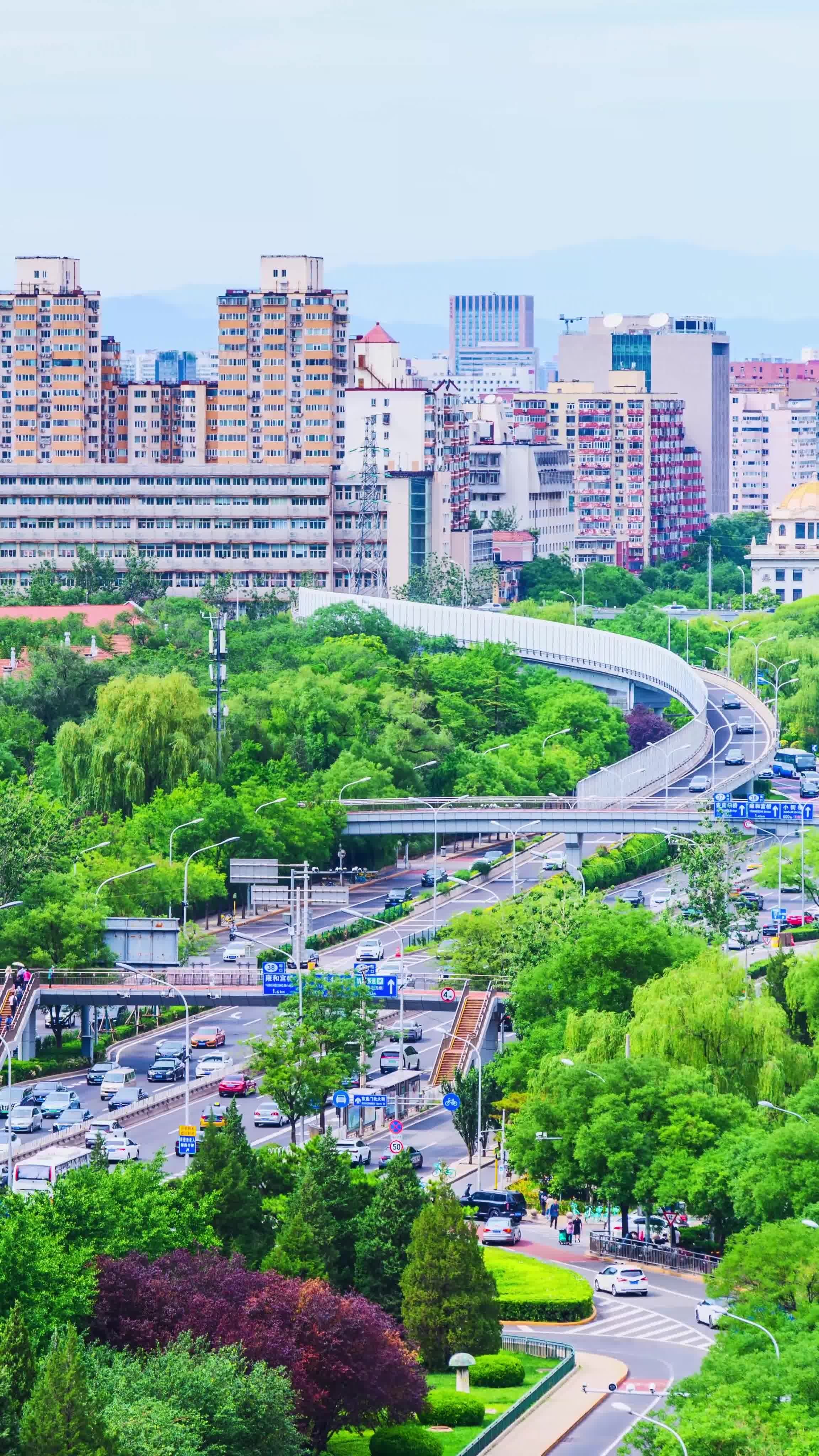 北京夏季东二环东直门立交桥城市车流视频素材画面2