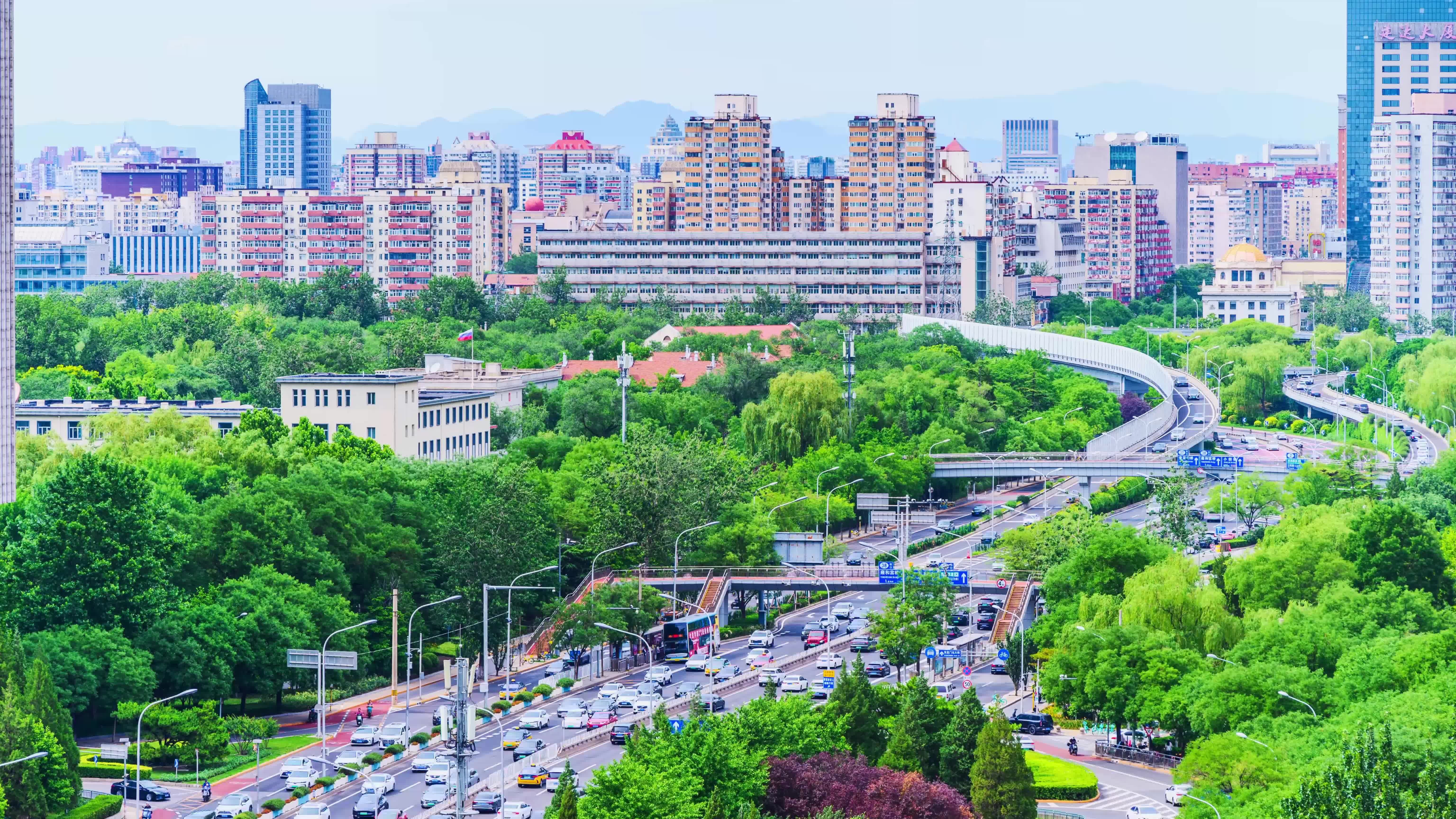 北京夏季东二环东直门立交桥城市车流视频素材画面1