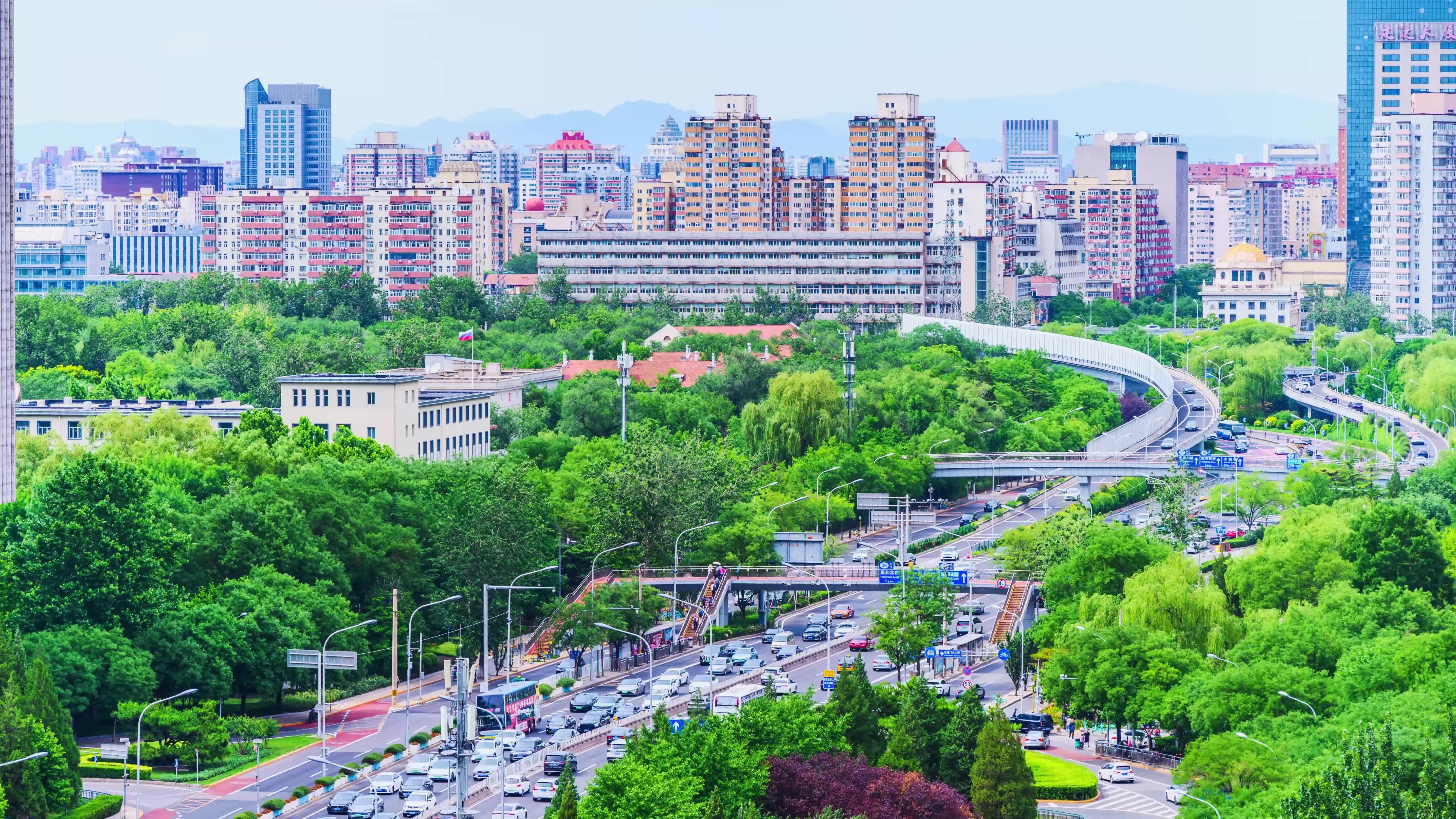 北京夏季东二环东直门立交桥城市车流视频素材画面2