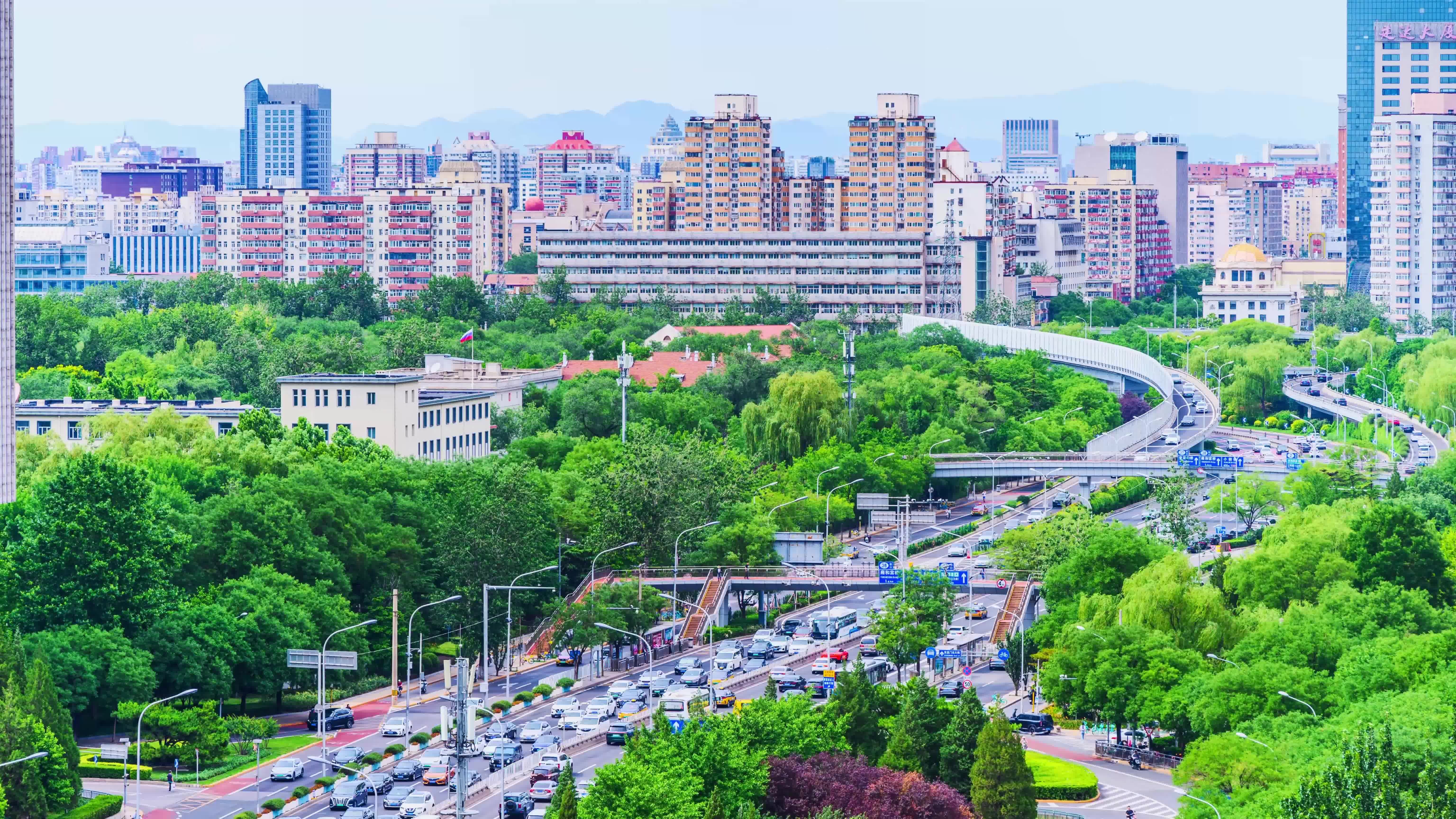 北京夏季东二环东直门立交桥城市车流视频素材画面3