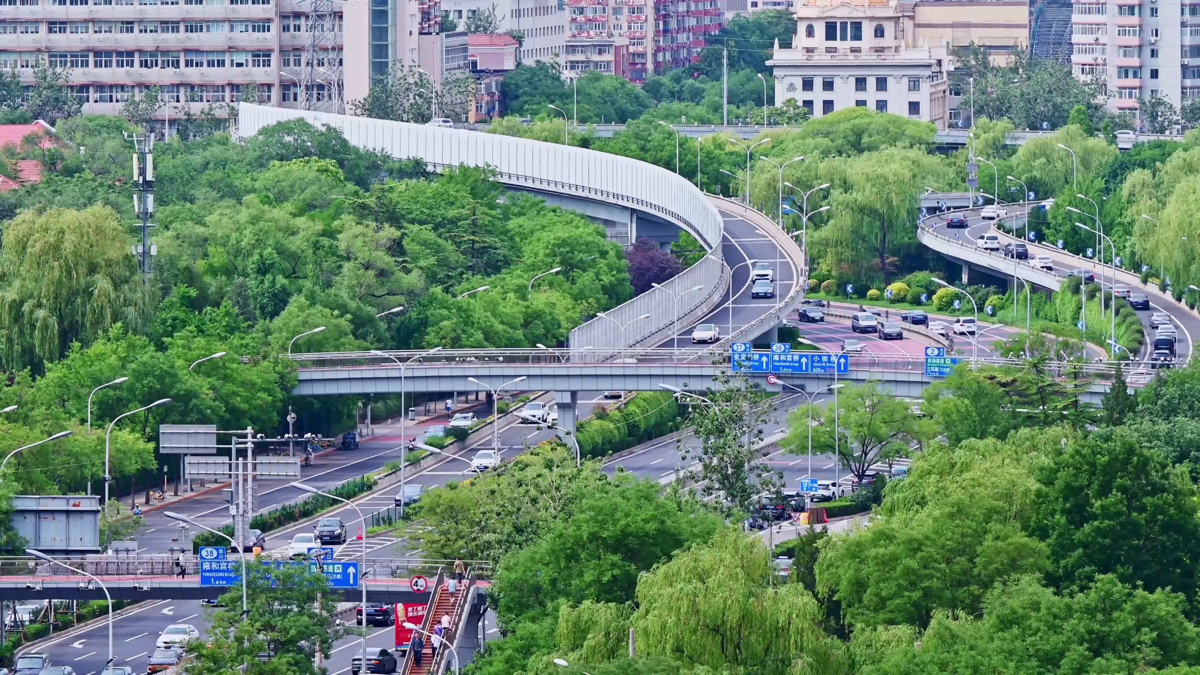 北京夏季东二环城市交通车流视频素材画面1