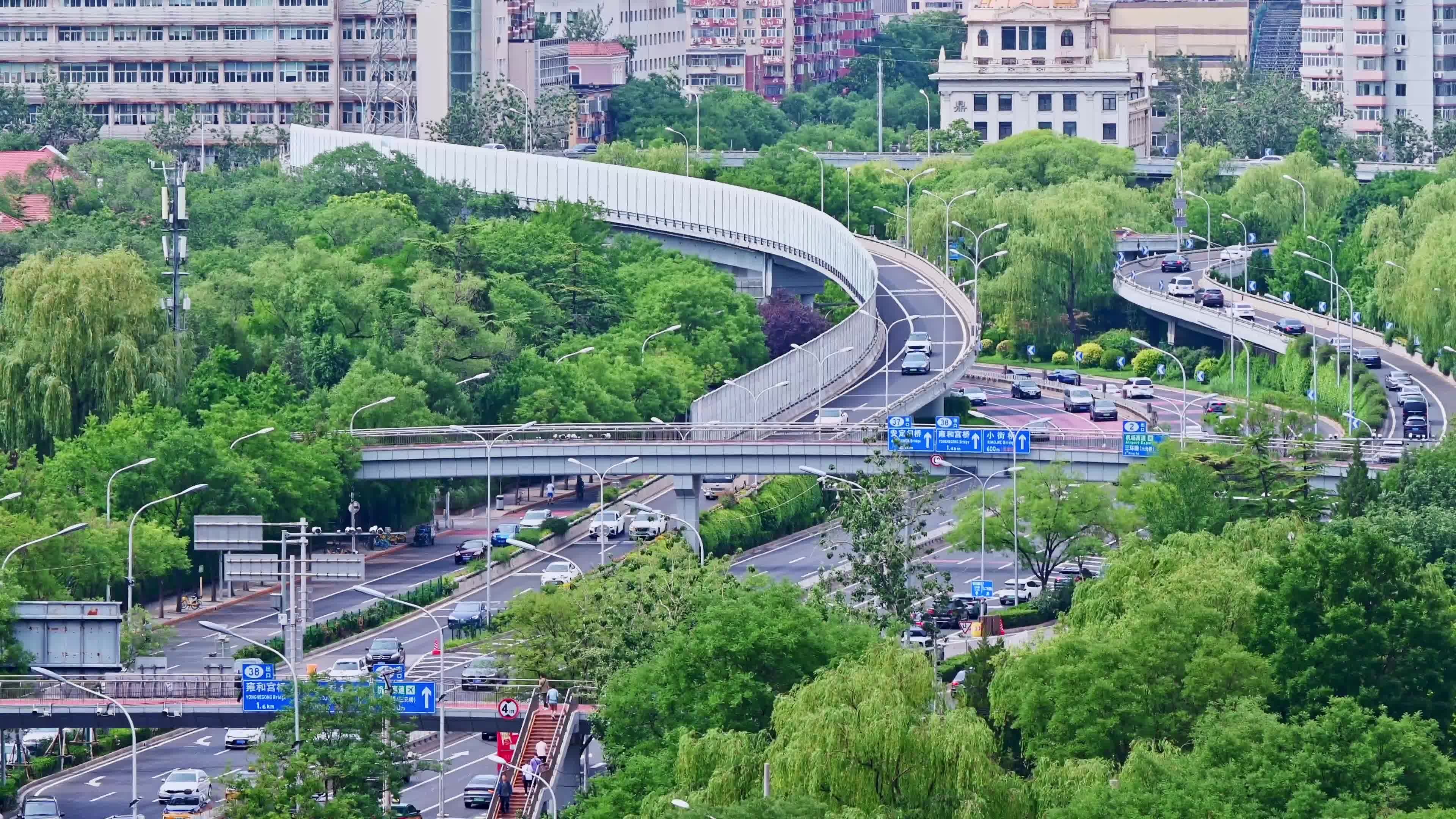 北京夏季东二环城市交通车流视频素材画面2