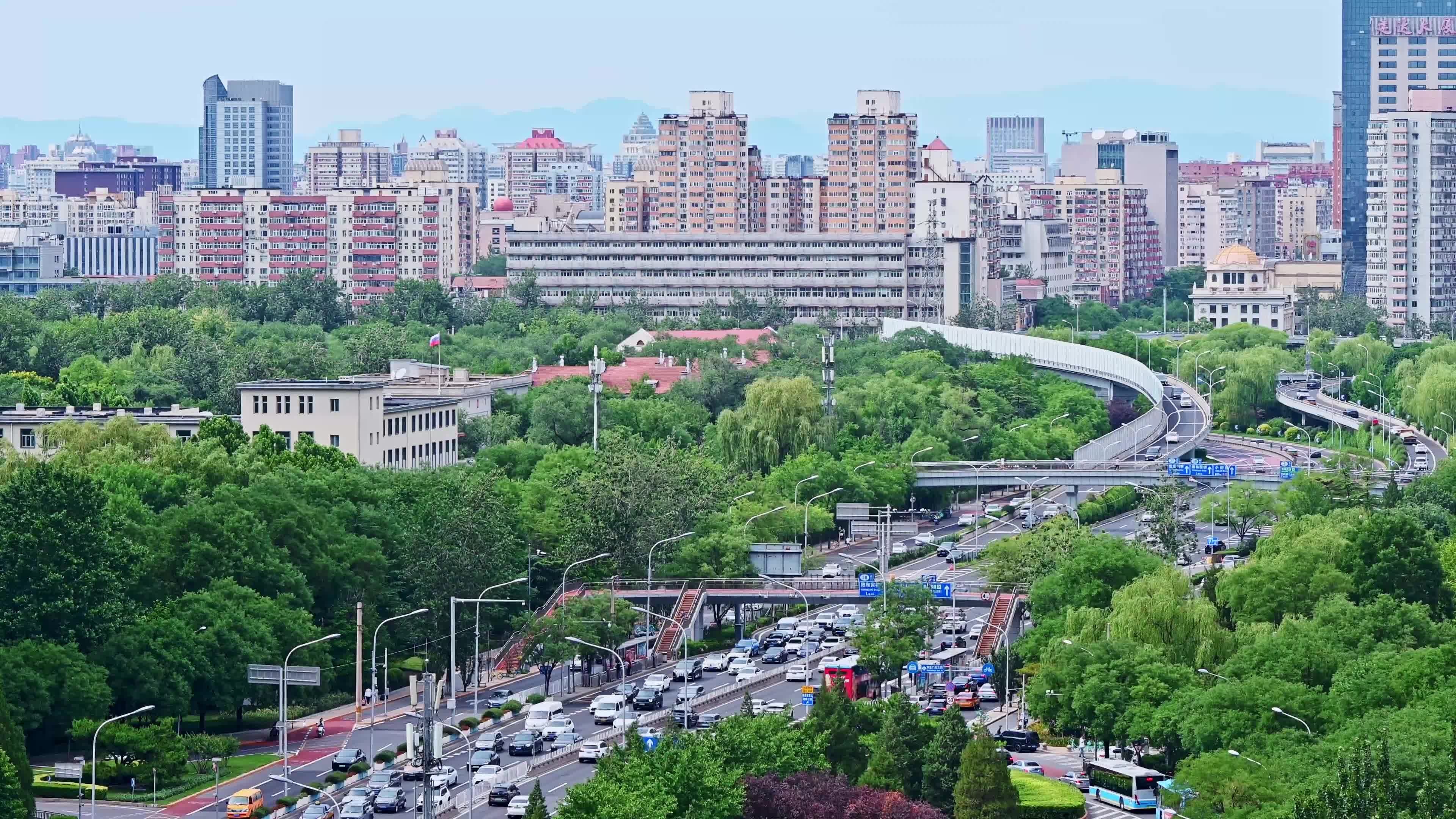 北京夏季东二环城市交通车流视频素材画面1