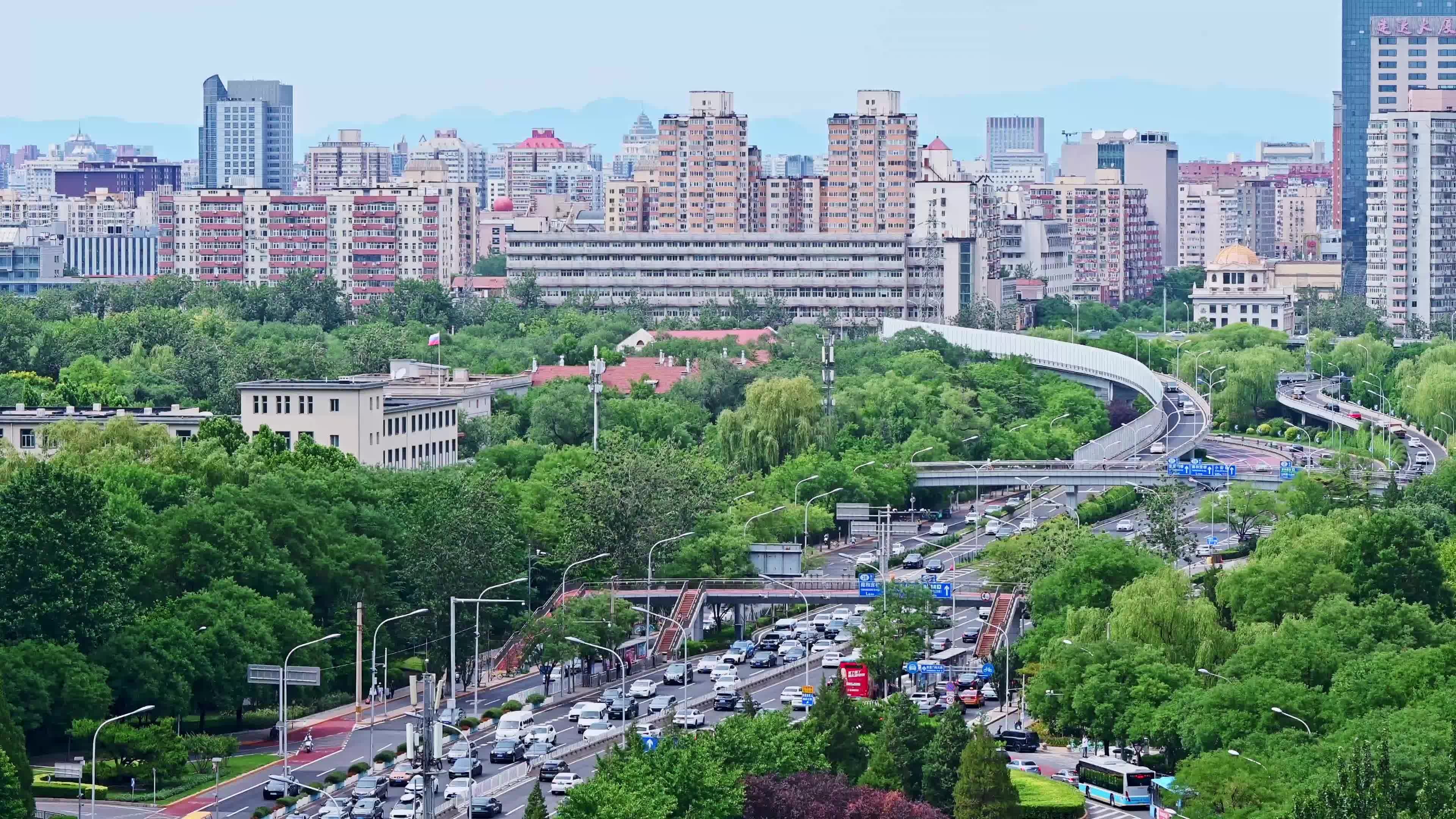 北京夏季东二环城市交通车流视频素材画面2