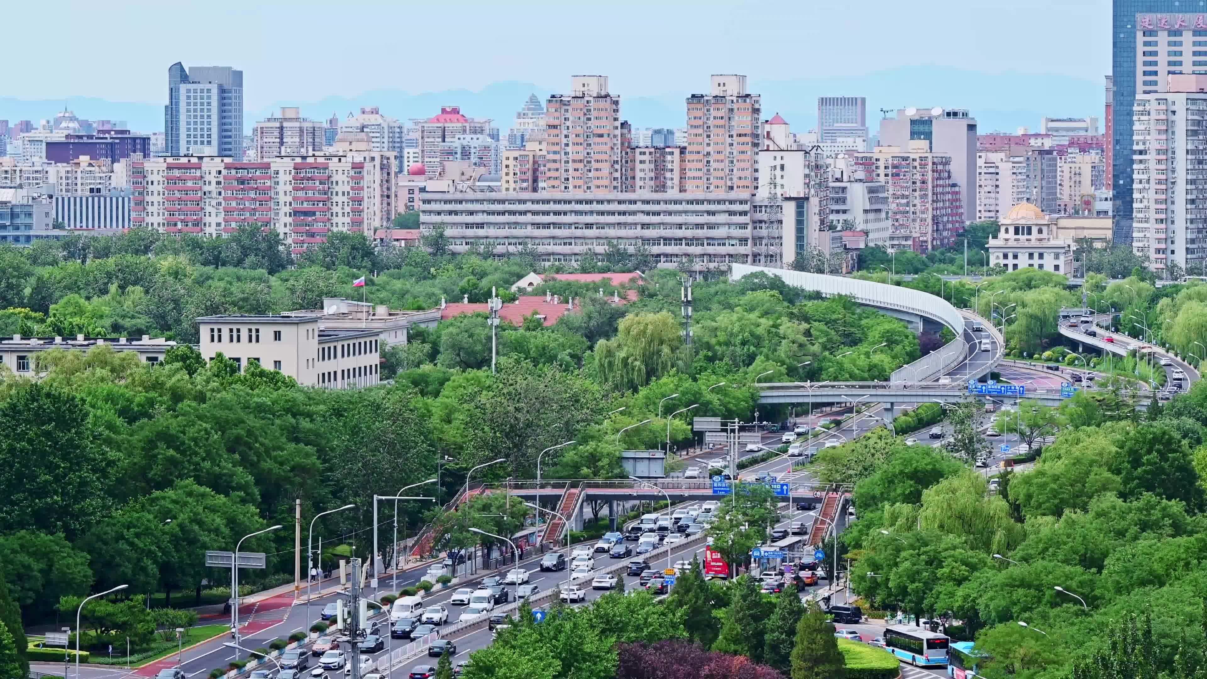 北京夏季东二环城市交通车流视频素材画面4
