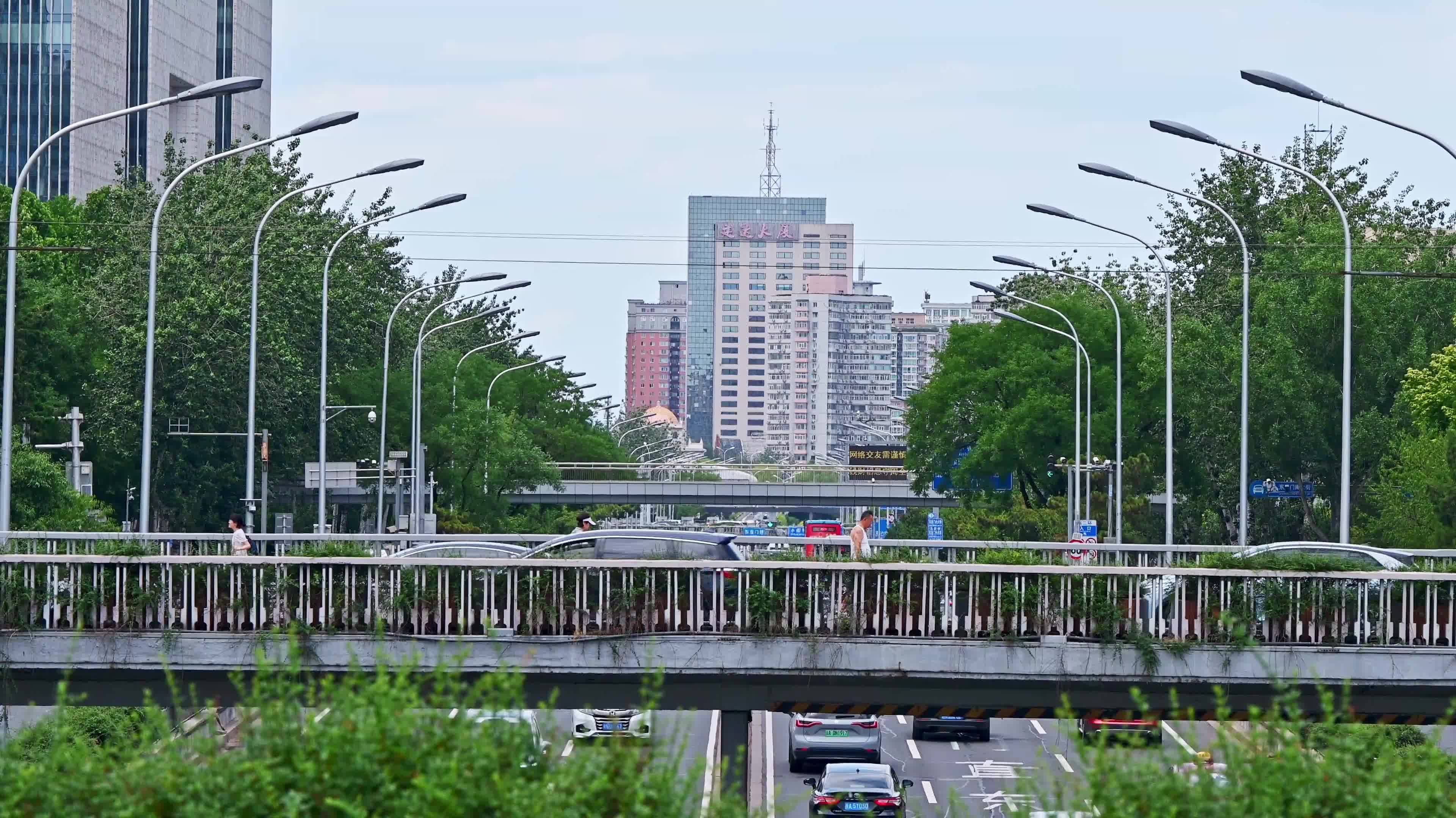 北京夏季东二环城市交通车流视频素材画面1