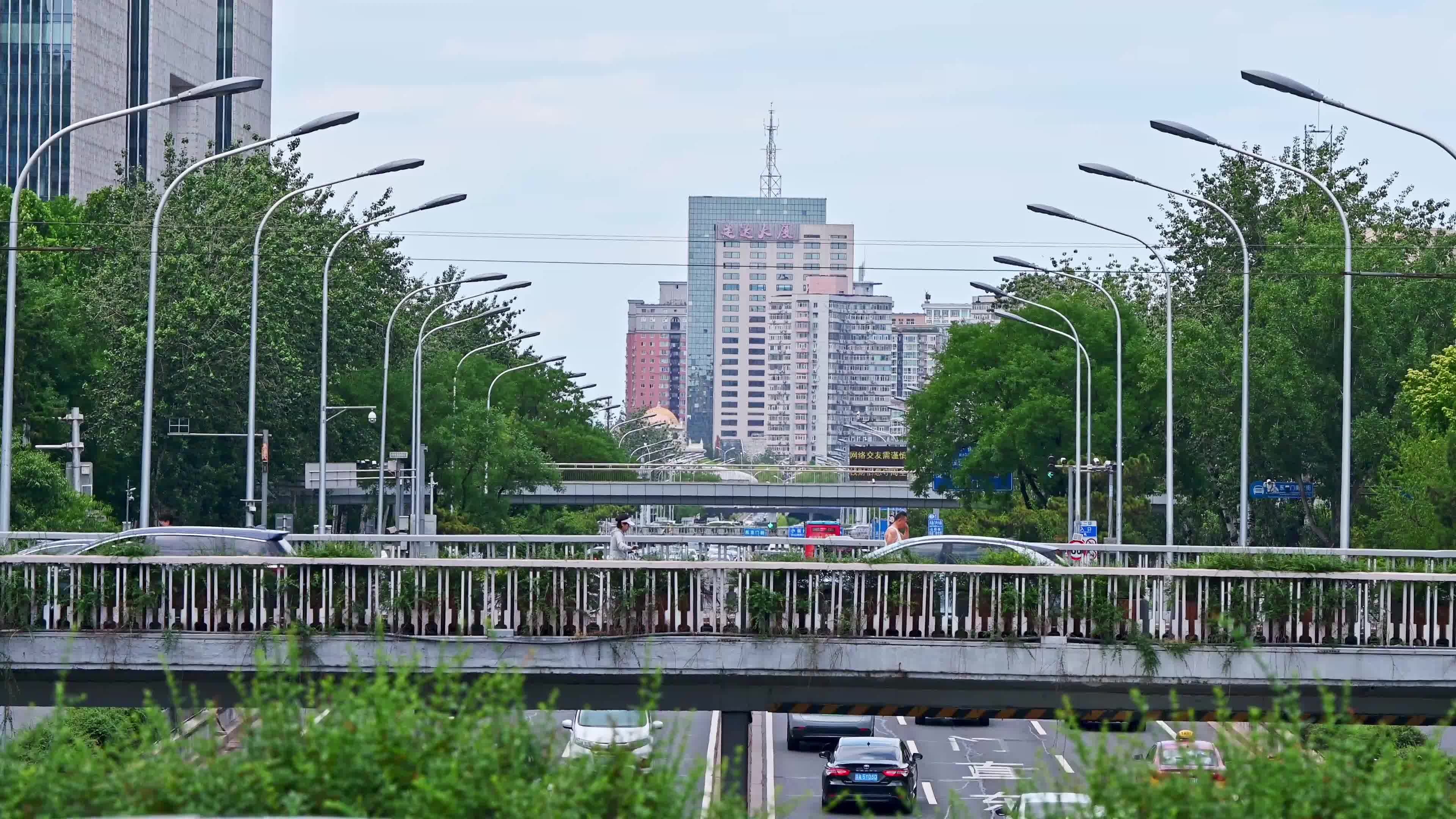 北京夏季东二环城市交通车流视频素材画面2